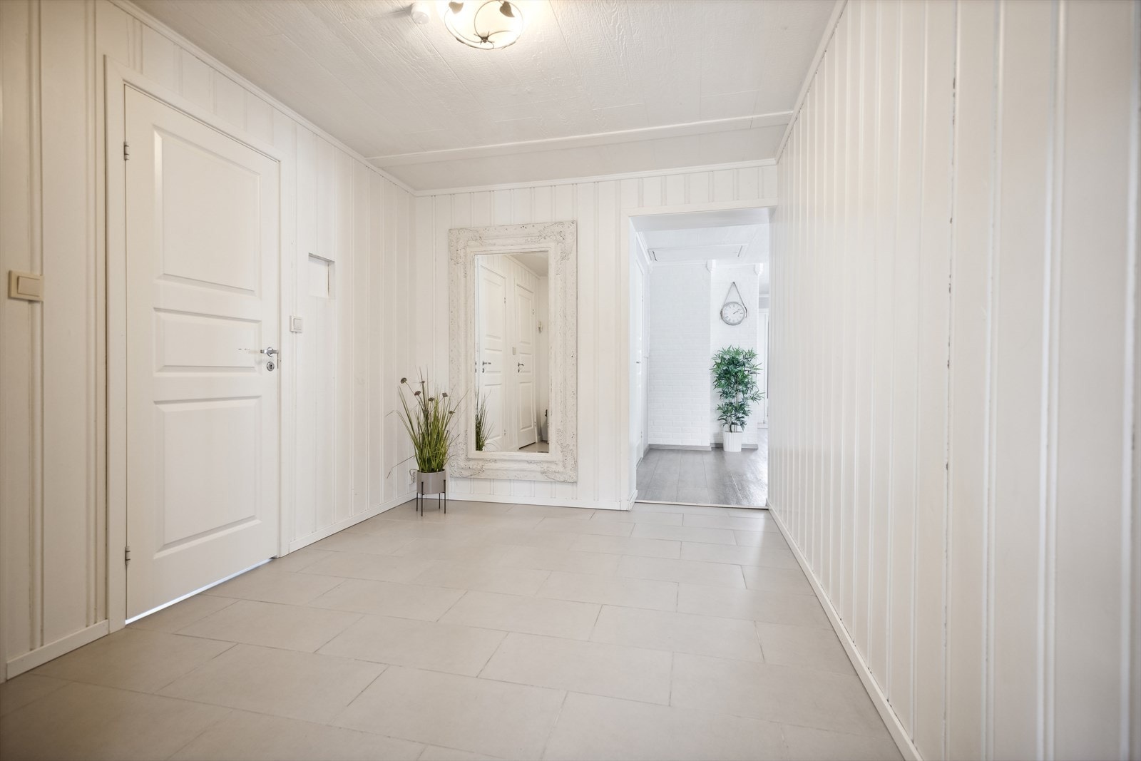 Her er det god plass til skoskap, oppheng og garderobeløsninger. Galleribilde