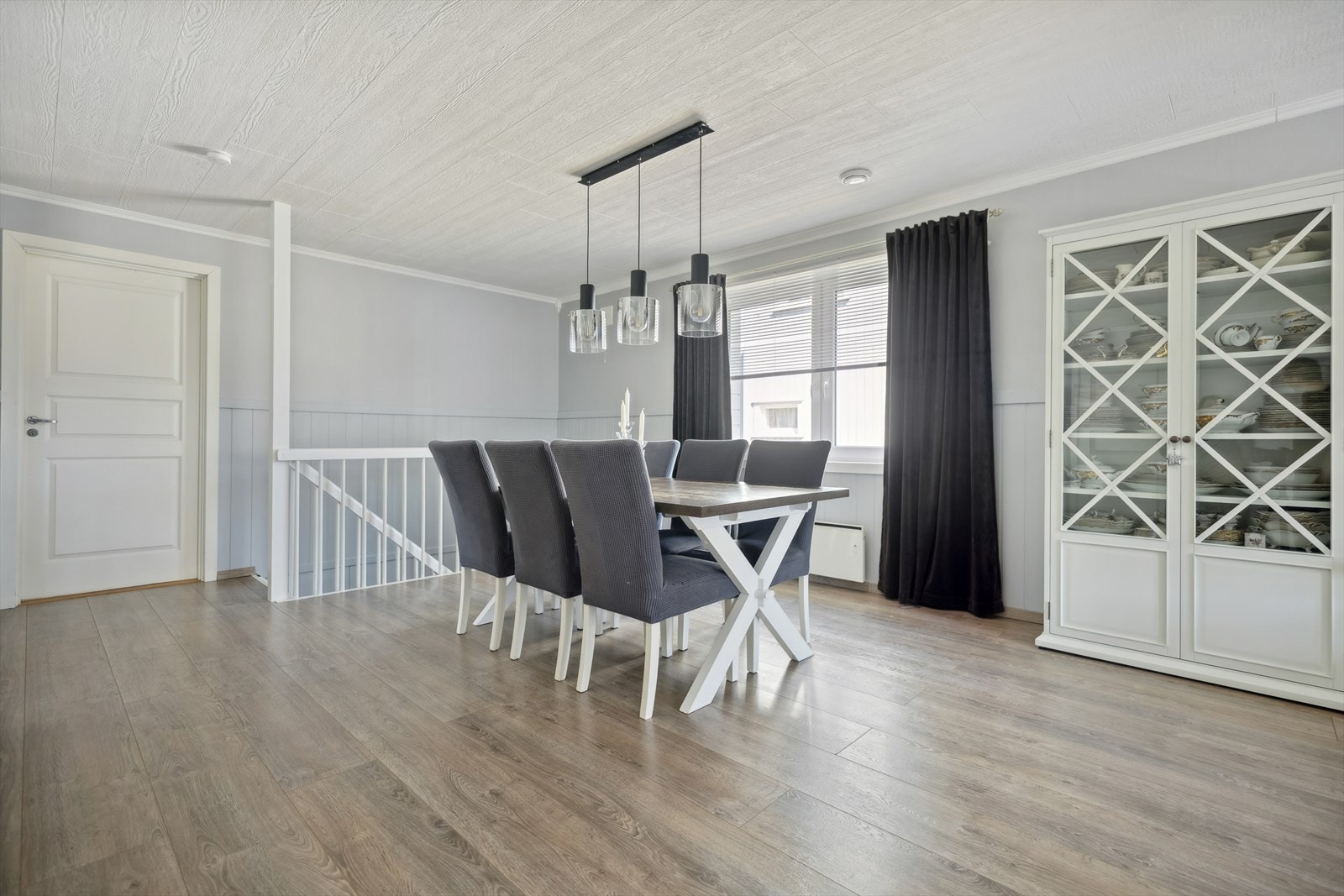 Ved spisebordet er det trapp ned til underetasjen. Galleribilde