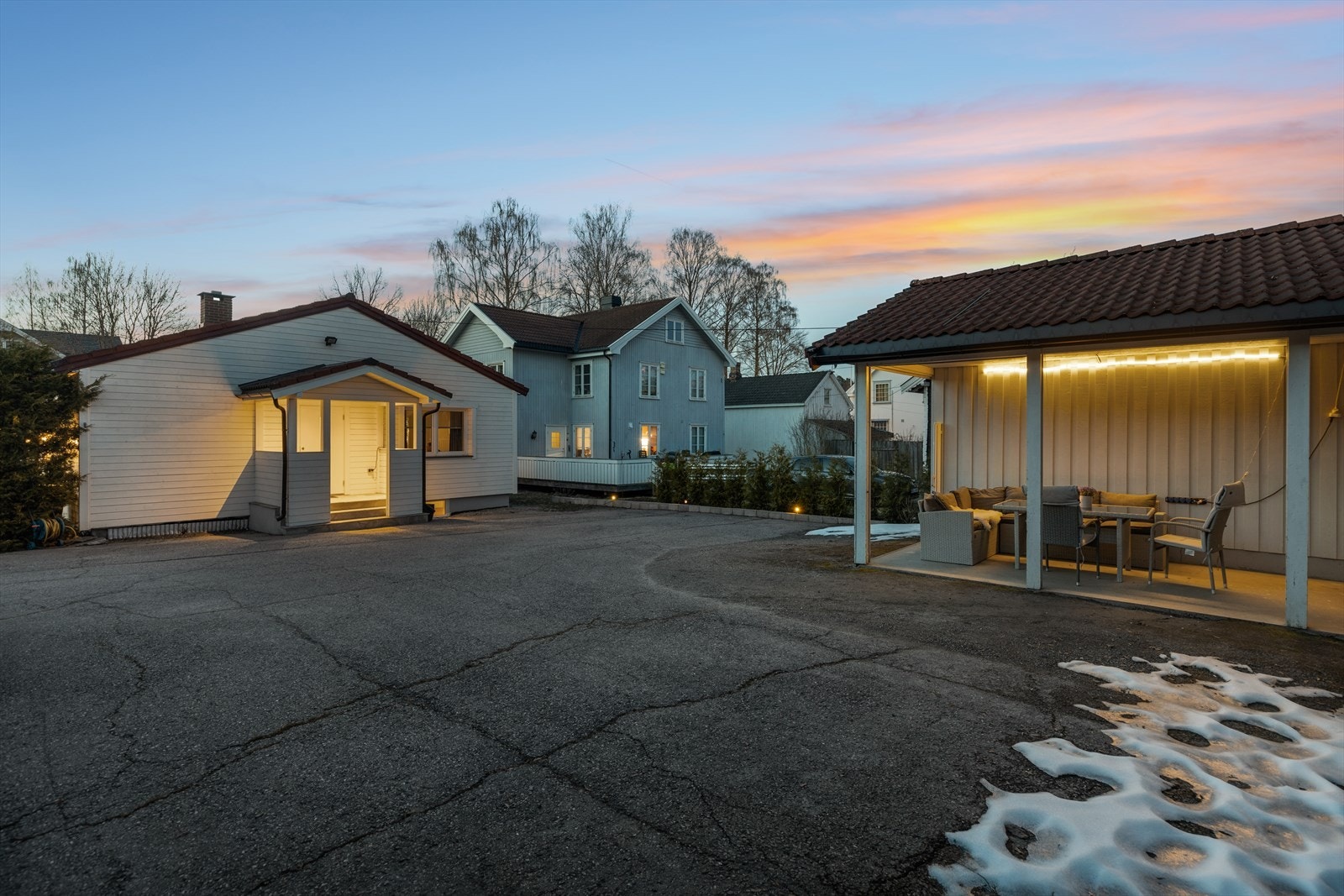 Hyggelig kveldsstemning på gårdsplassen. Galleribilde