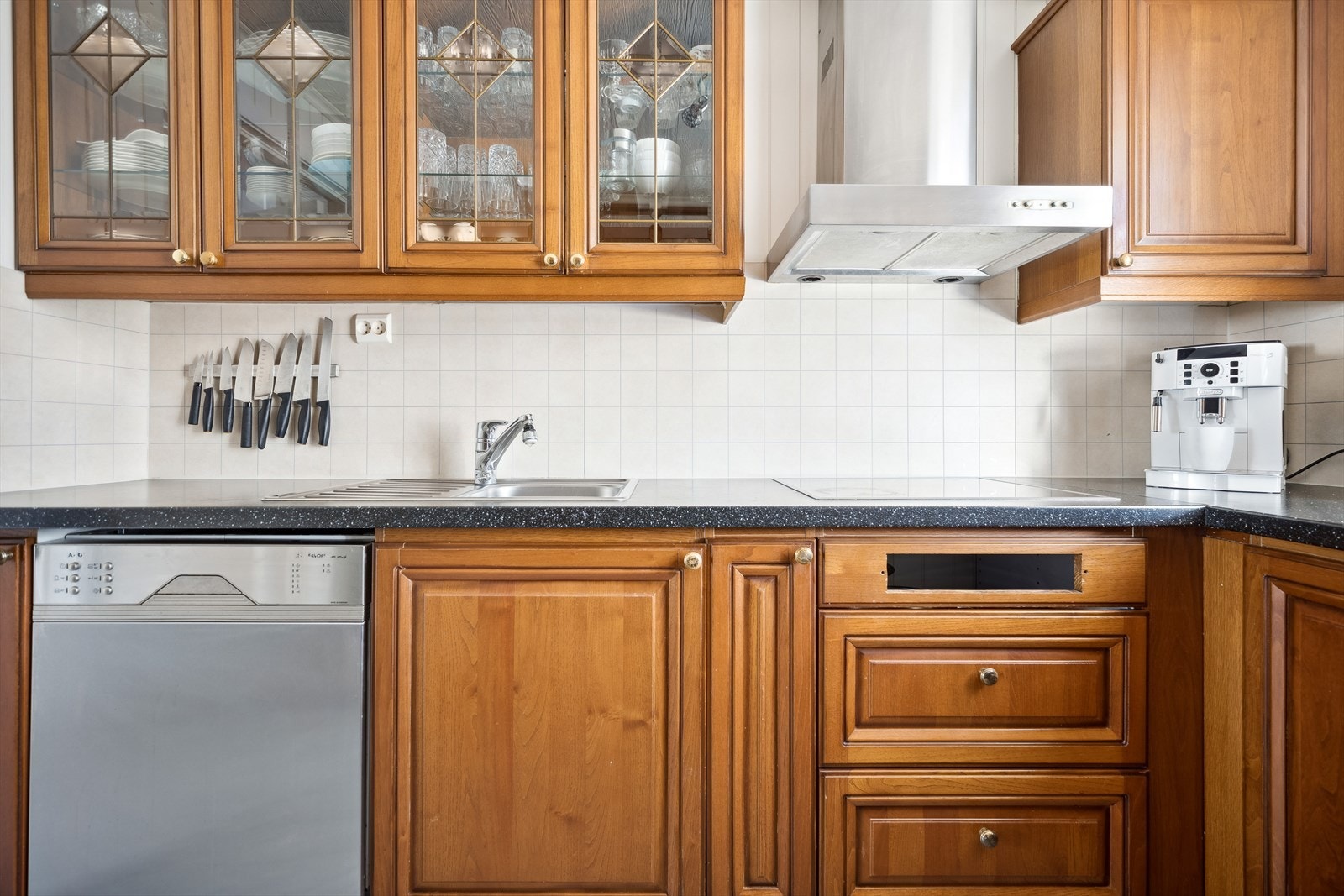 I innredningen er det integrert stekeovn i ståhøyde og platetopp samt opplegg og plass til oppvaskmaskin, mikro og kjøleskap. Kitchenboard pryder og beskytter bakveggene. Galleribilde