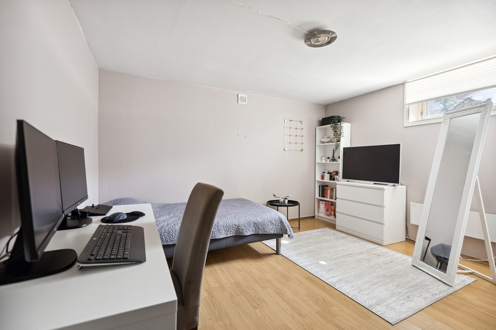 Meget romslig rom som er innredet som soverom. Galleribilde