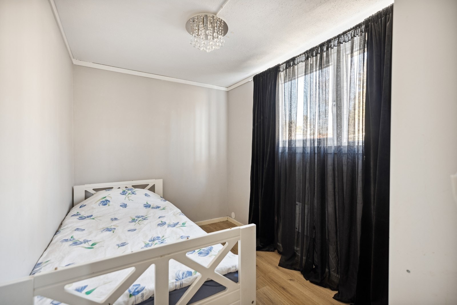 Rom er innredet som soverom med plass til seng og garderobeskap. Galleribilde