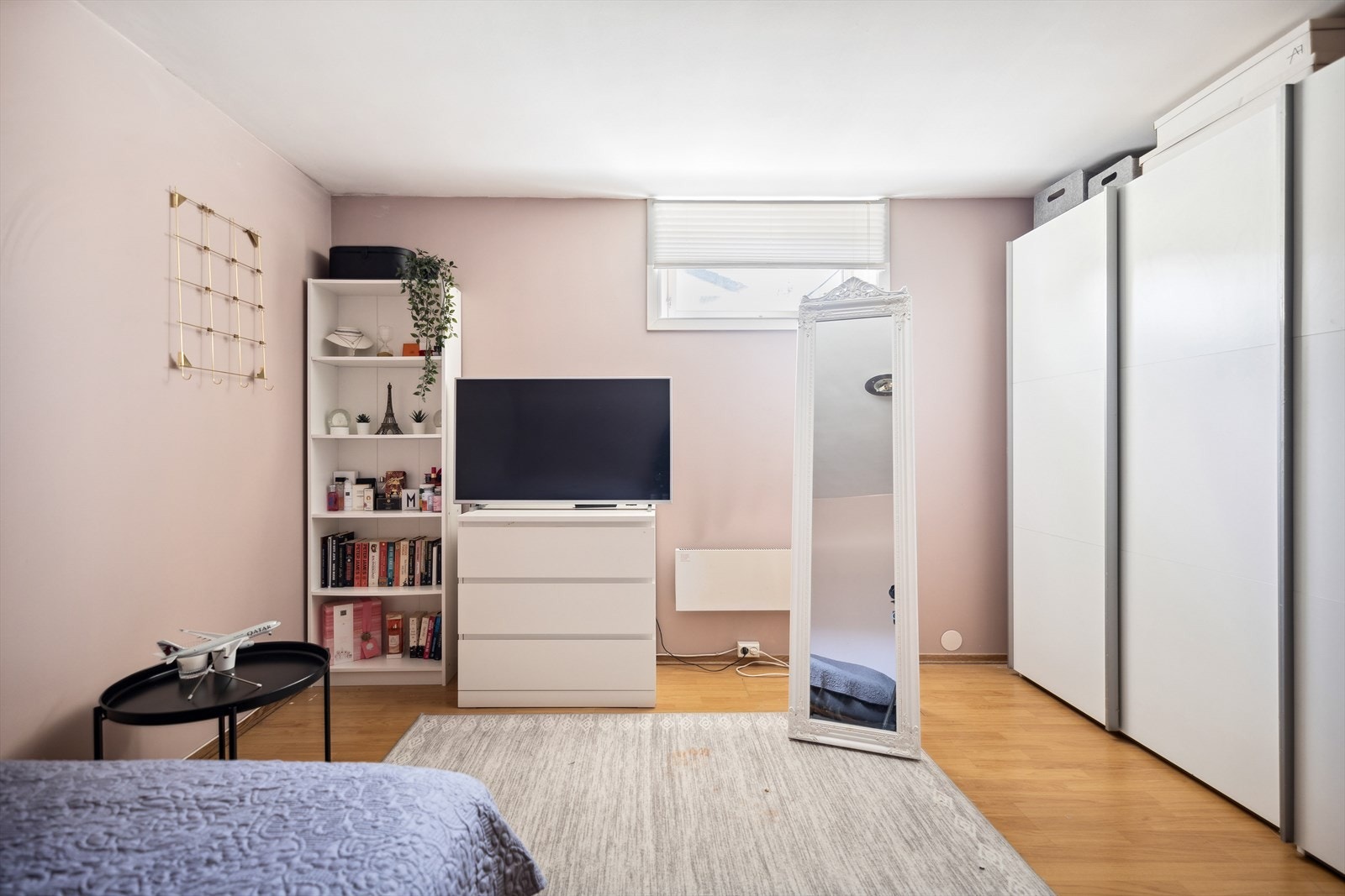 Her er det god plass til garderobeskap, skrivebord, kommode og TV. Galleribilde