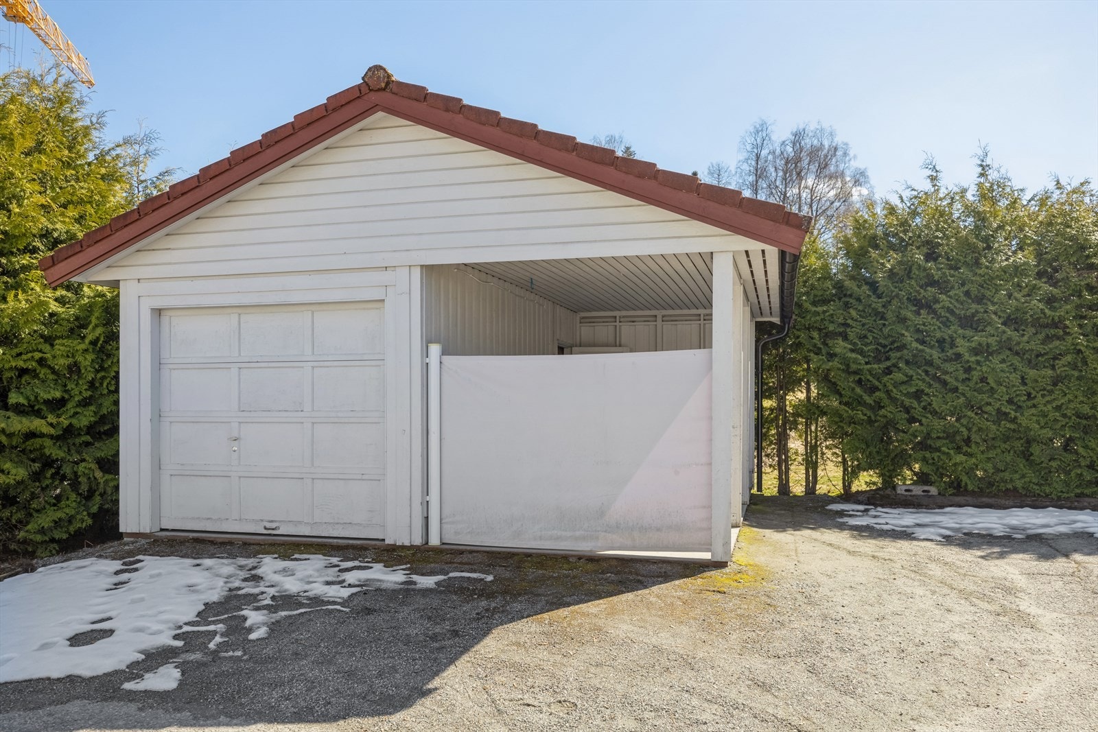 Garasje på ca. 15 m² og carport på ca. 12.9 m² samt stor asfaltert gårdsplass. Galleribilde