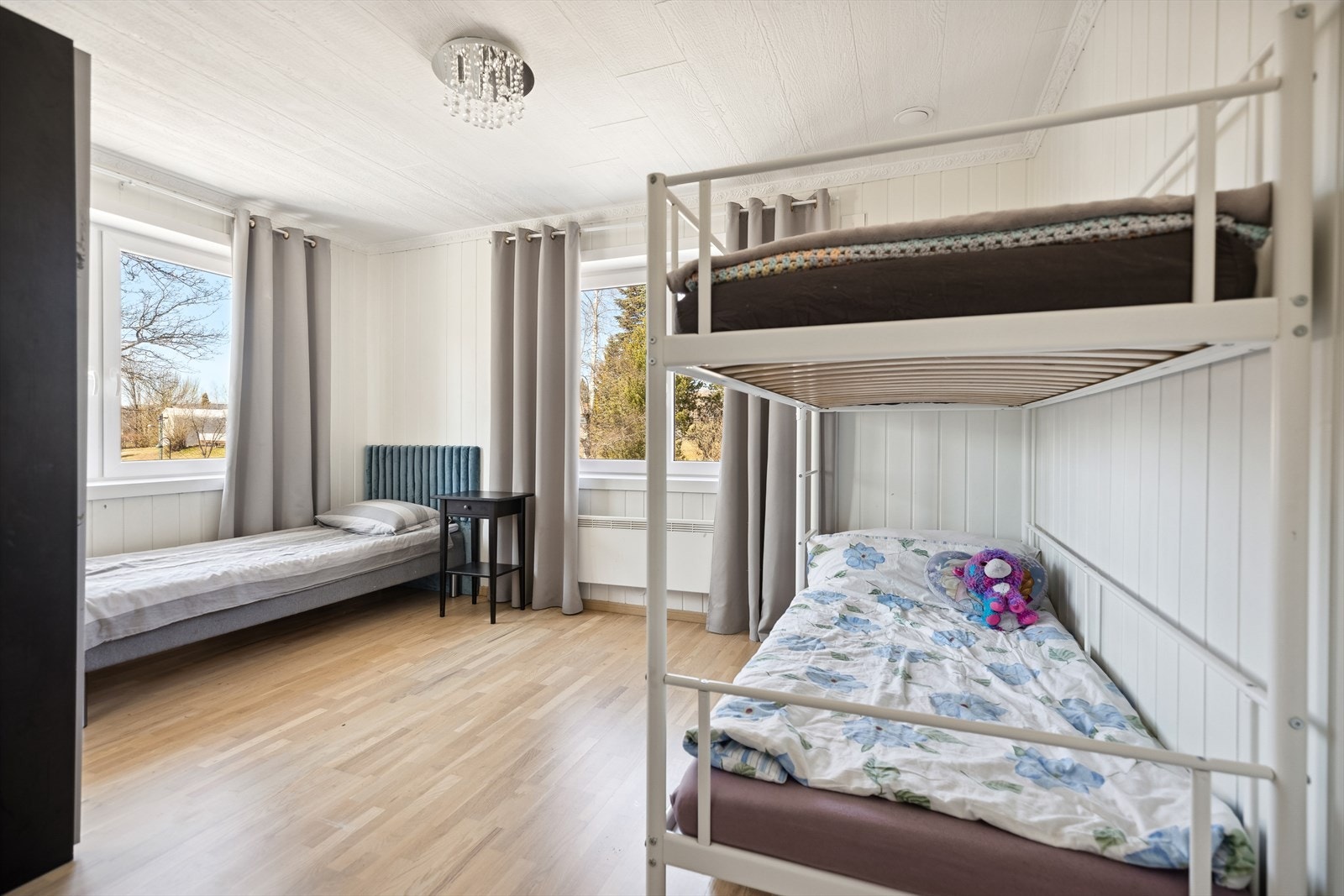 Soverom 3: Romslig soverom som i dag brukes som barnerom. Galleribilde