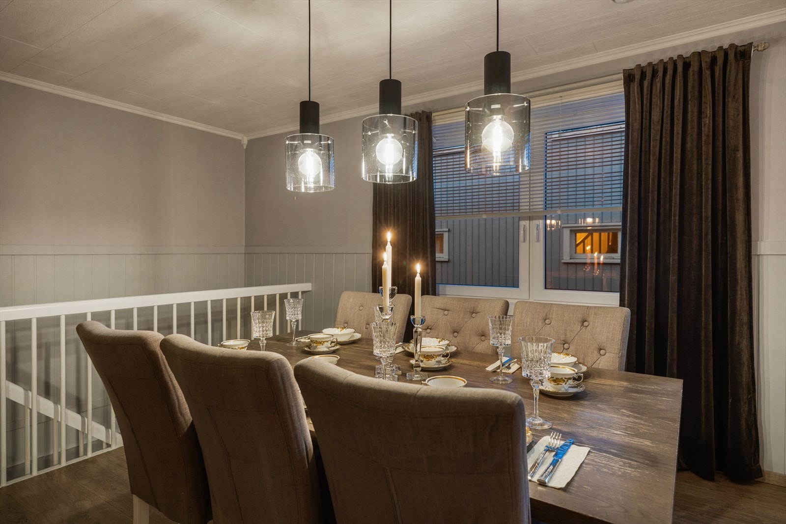 Kveldsstemning rundt spisebordet. Galleribilde