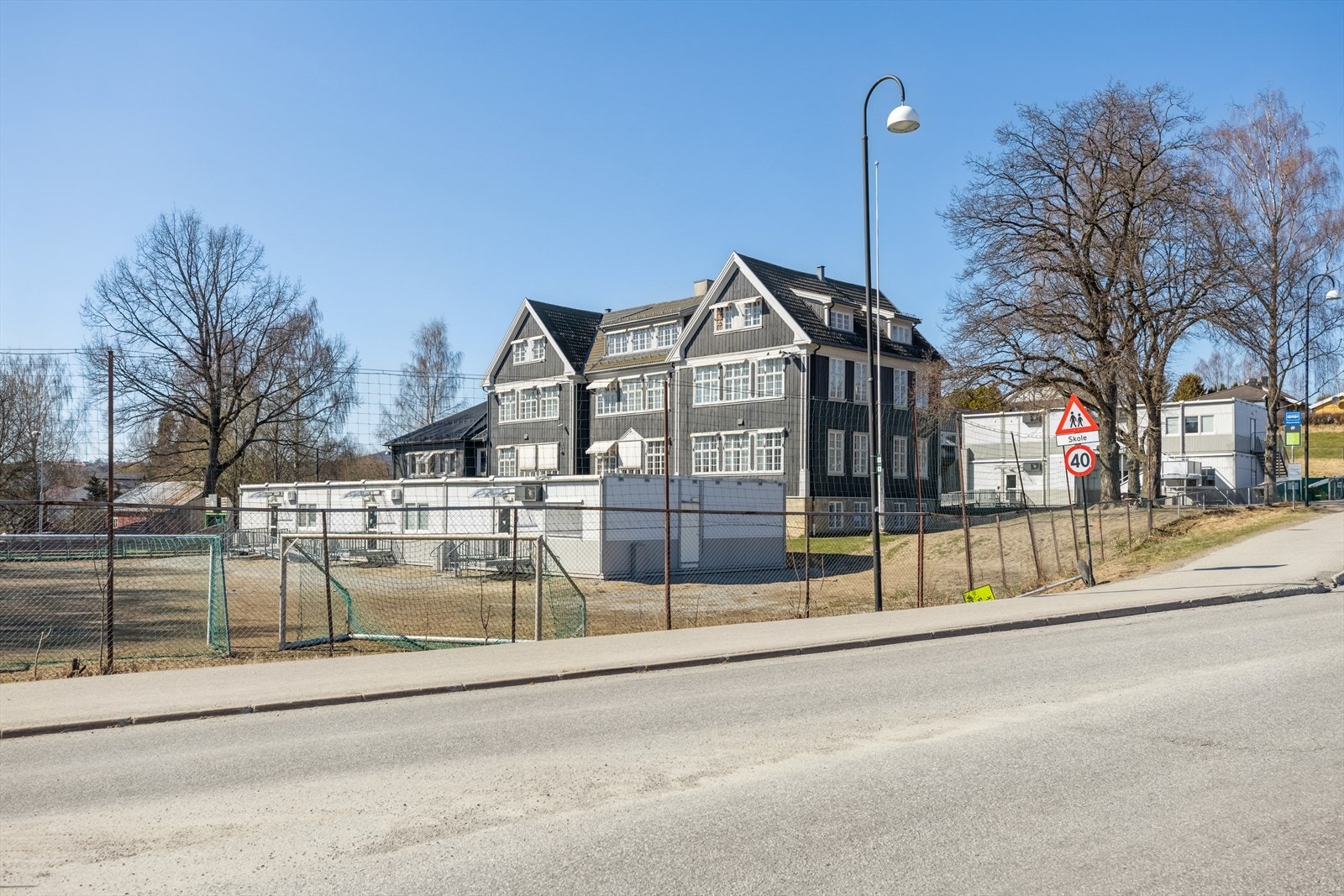 Fotballbanen er kort gange fra boligen. Galleribilde