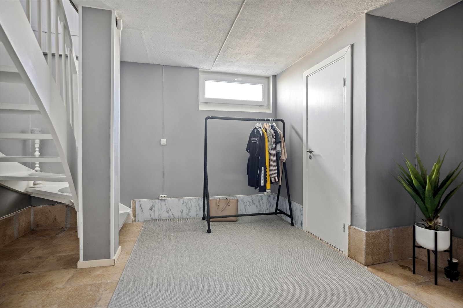 I under etasjen finner du døra inn til vaskerommet. Galleribilde