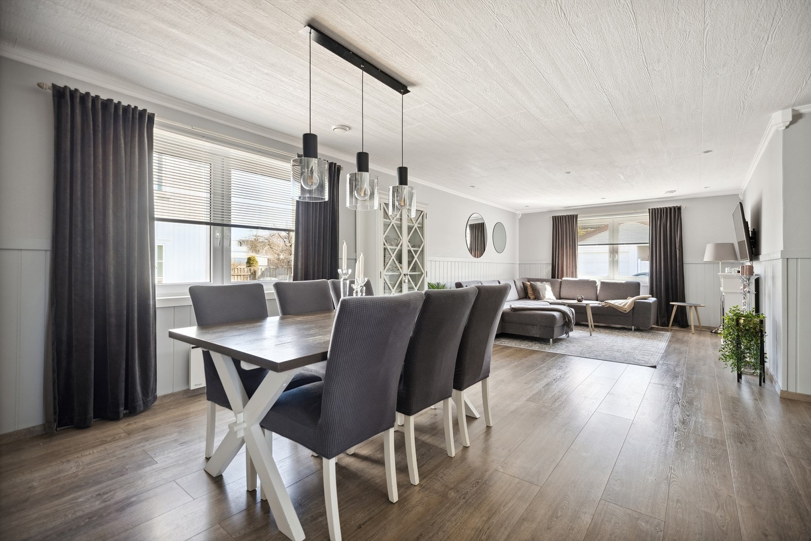 Rommet har plass til stor spisebord hvor du kan nyte et godt måltid med familien og venner. Galleribilde