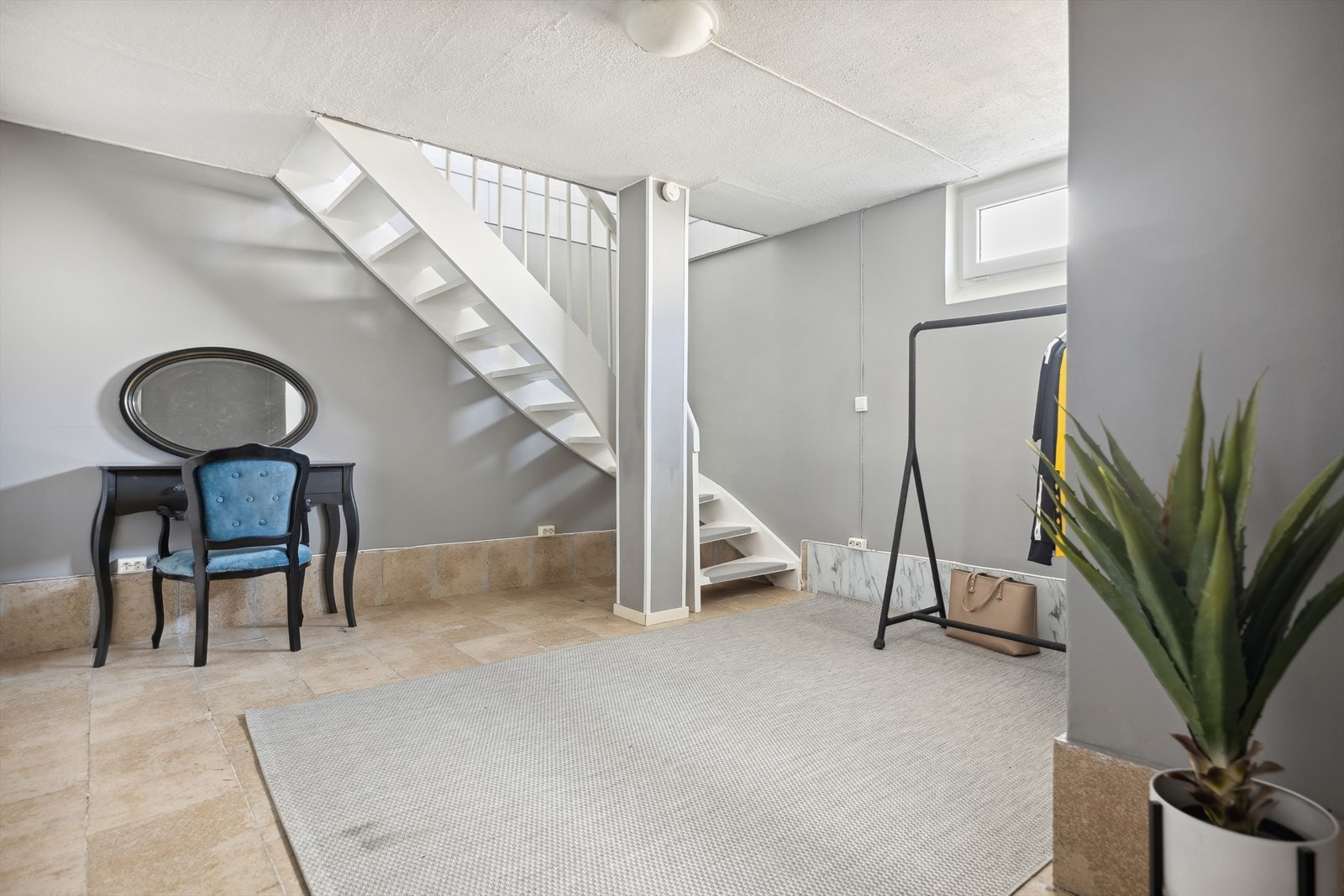 Romslig og god plass i underetasjen. Galleribilde