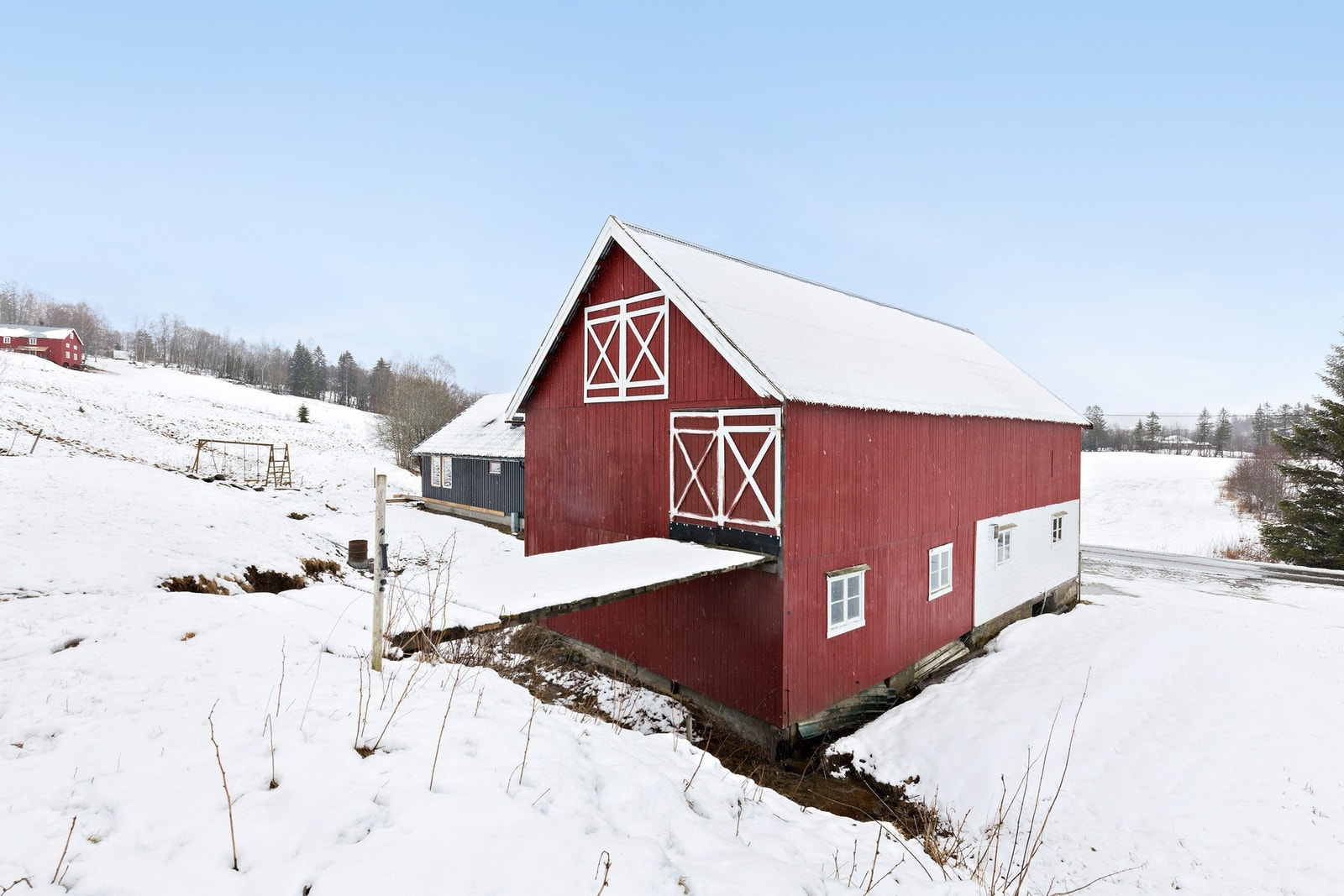 Stort uthus med masse lagringsplass Galleribilde