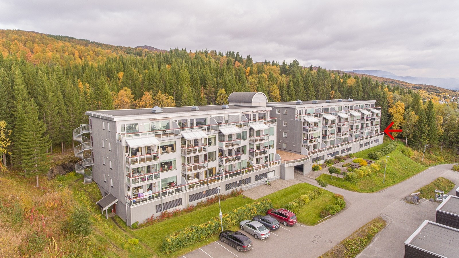 Fellesområdet er pent opparbeidet med plen, beplantning og utearealer. Galleribilde