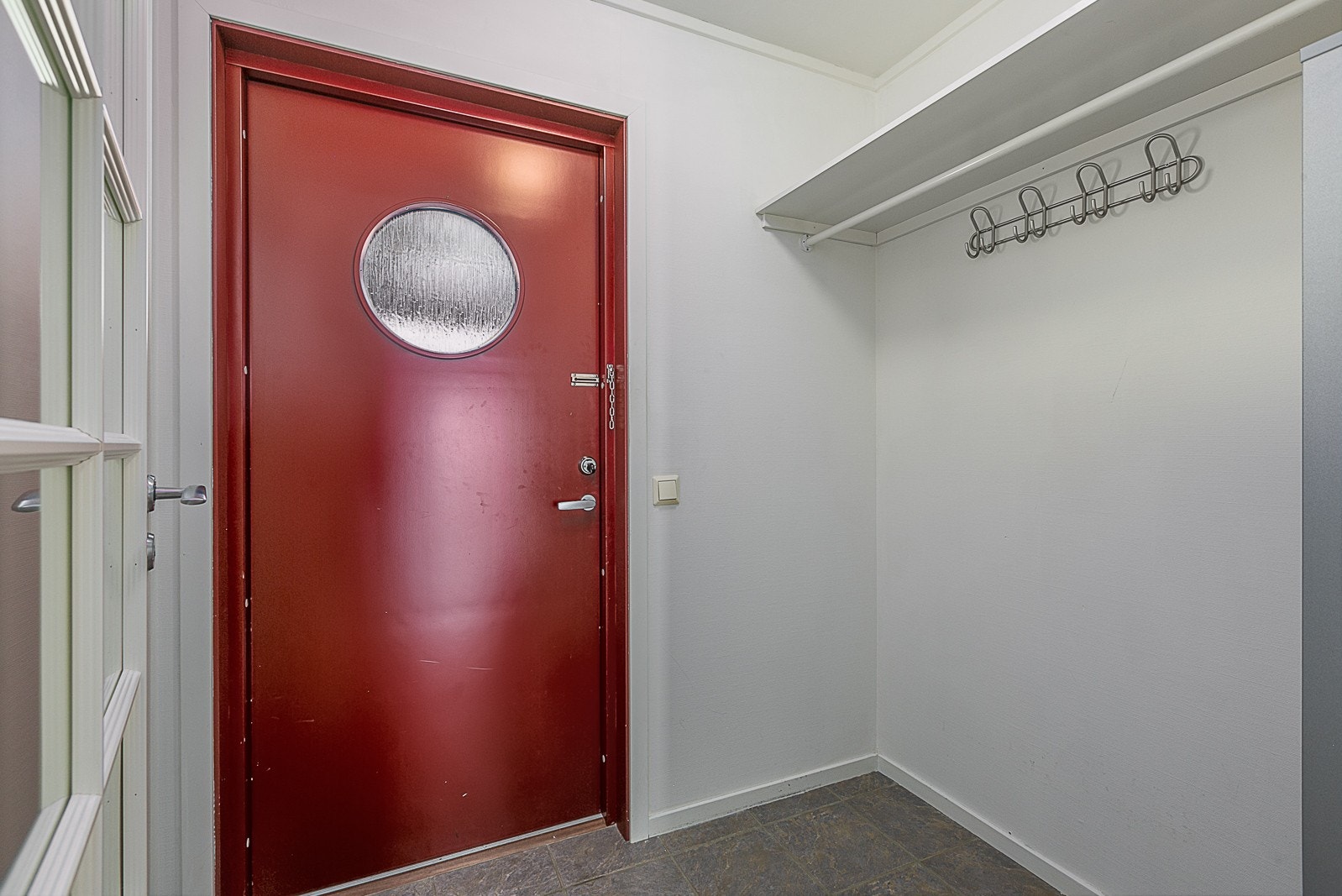 Gang med plass for å henge av seg yttertøy. Galleribilde