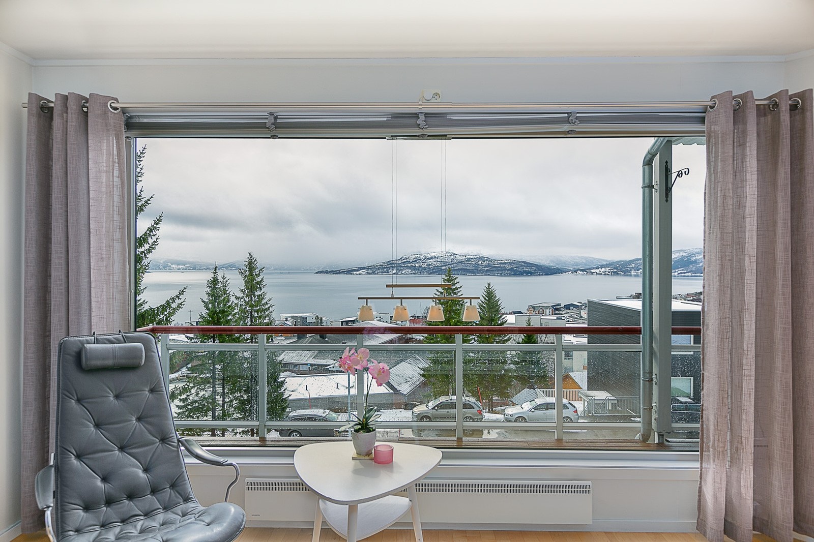 Endeleilighet i første etasje med tre soverom og god solgang - heis og felles garasjeanlegg. Galleribilde