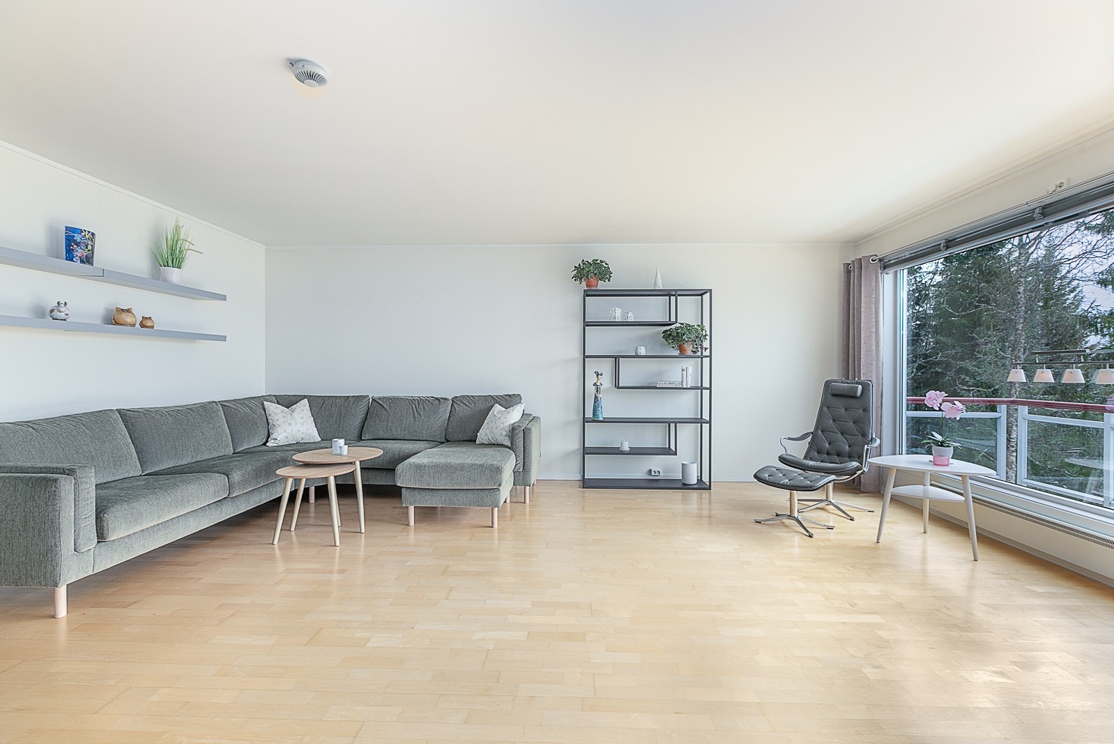 Leiligheten har gjennomgående lyse overflater. Galleribilde