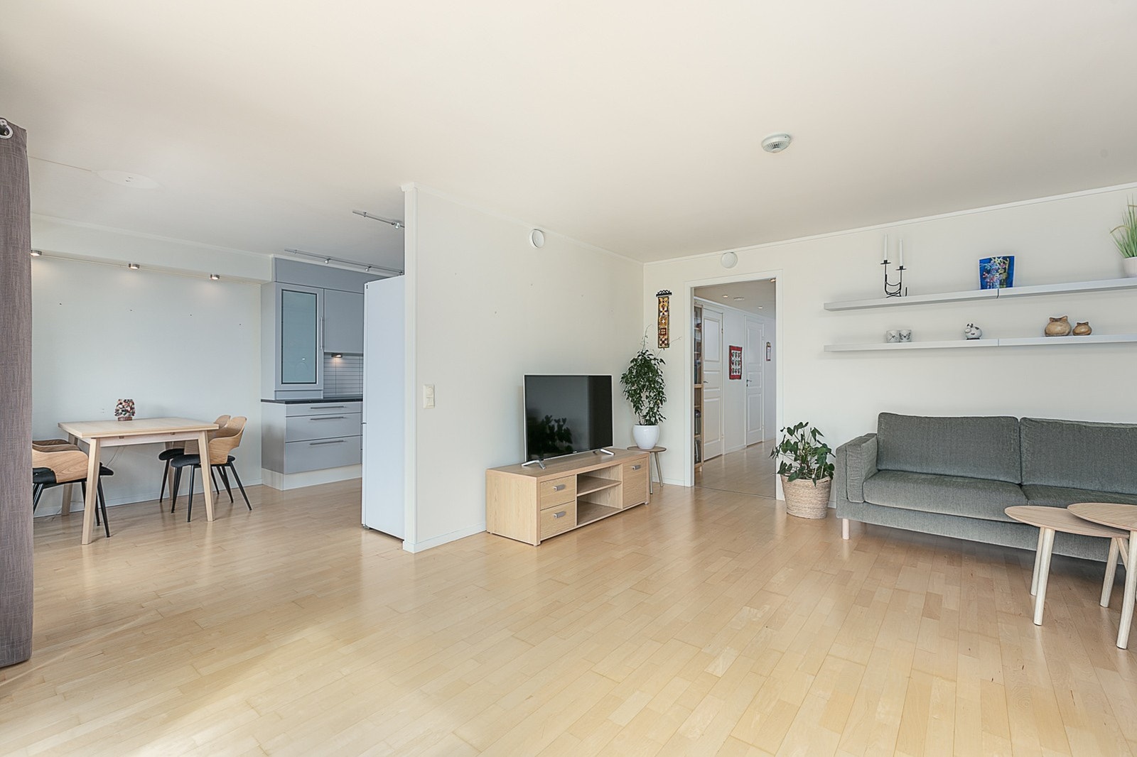Leiligheten har fin planløsning og åpen løsning mellom stue og kjøkken. Galleribilde