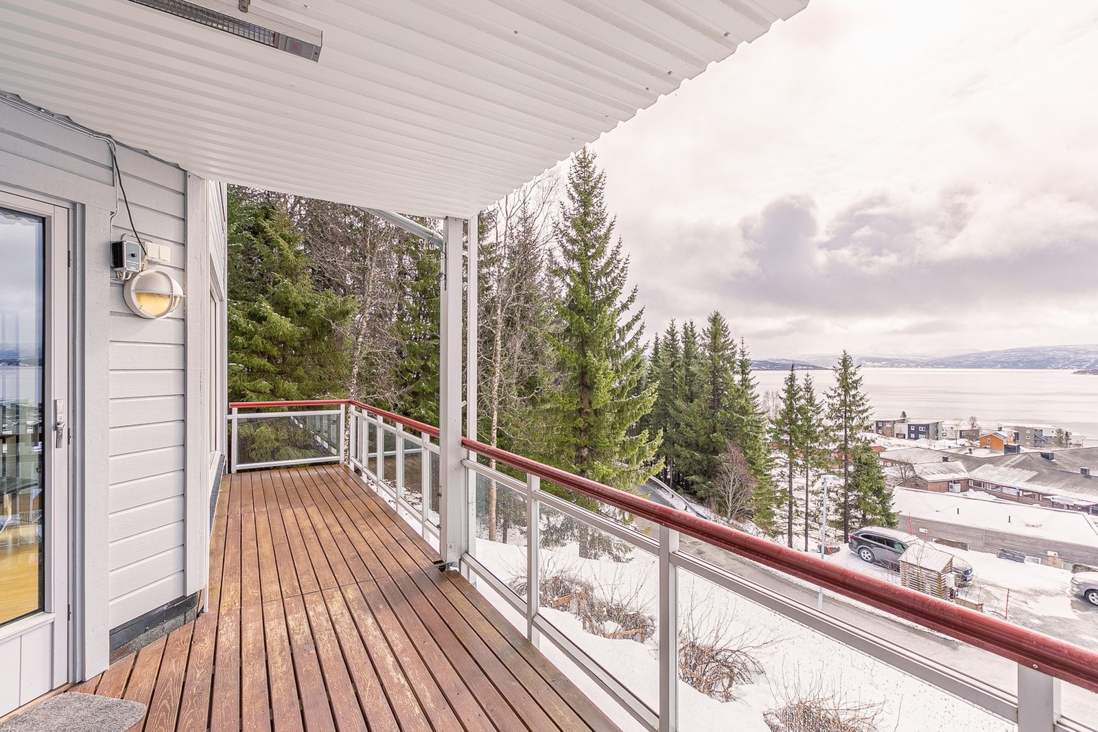 Fra verandaen er det fin utsikt og god solgang. Galleribilde