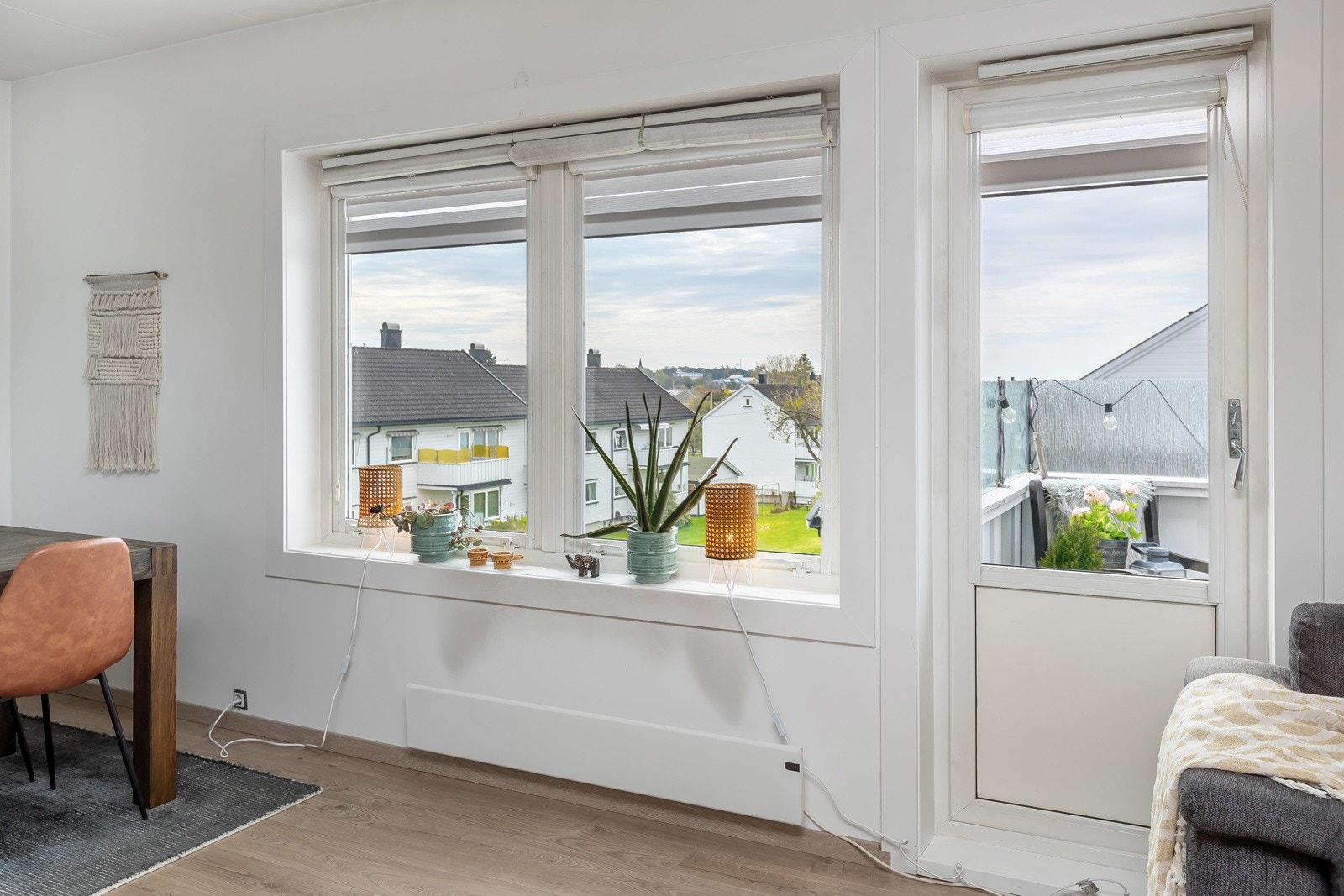 Store vindusflater gir mye lysinnslipp Galleribilde