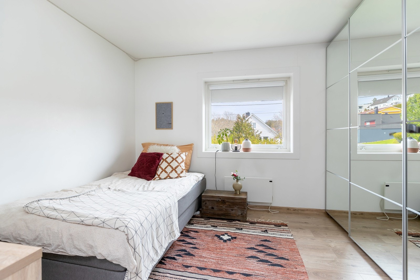 Stor skyvedørsgarderobe på hovedsoverommet Galleribilde