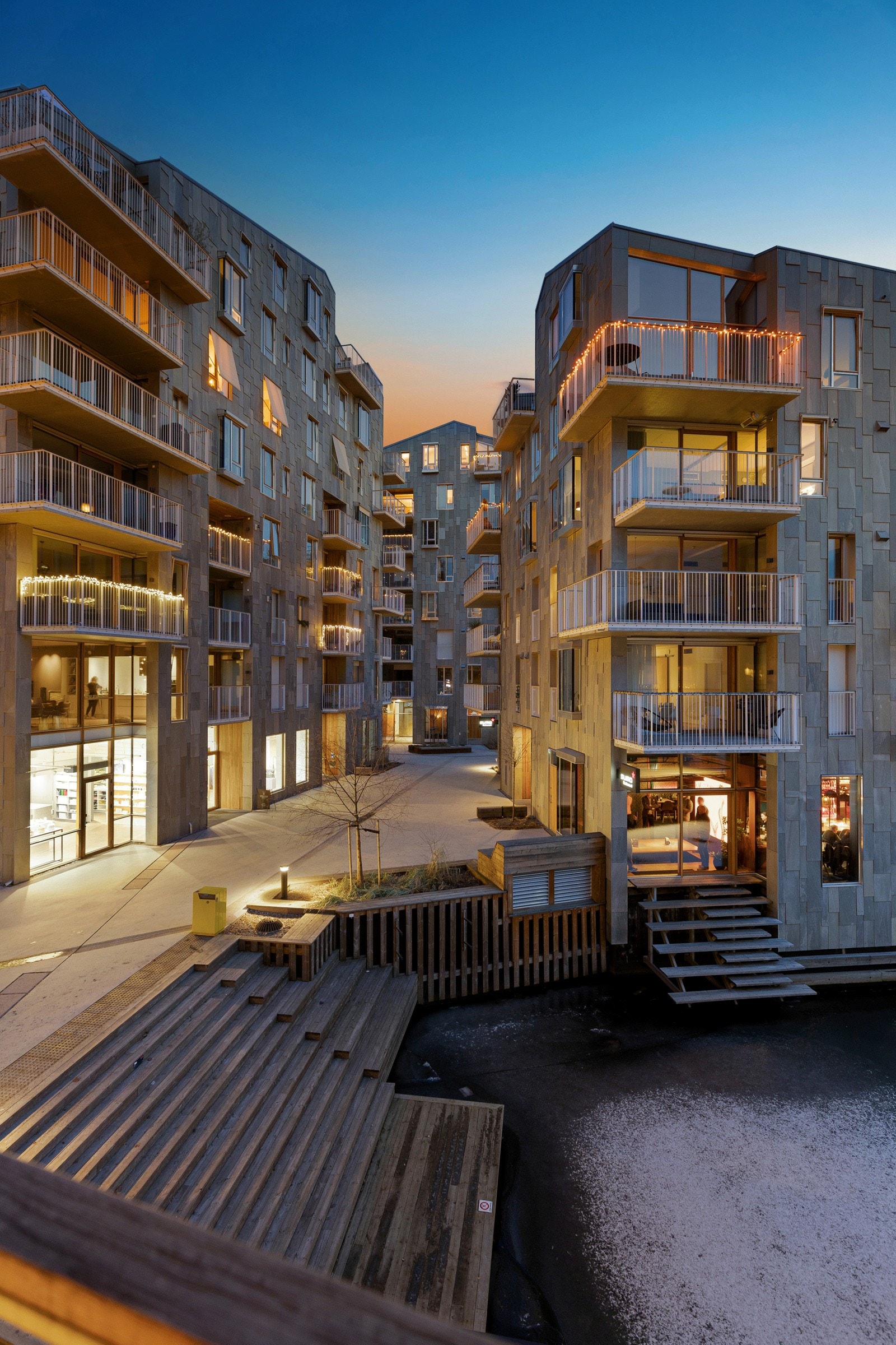 Den gode distansen til naboblokkene sørger for minimalt med innsyn og gode solforhold. Galleribilde