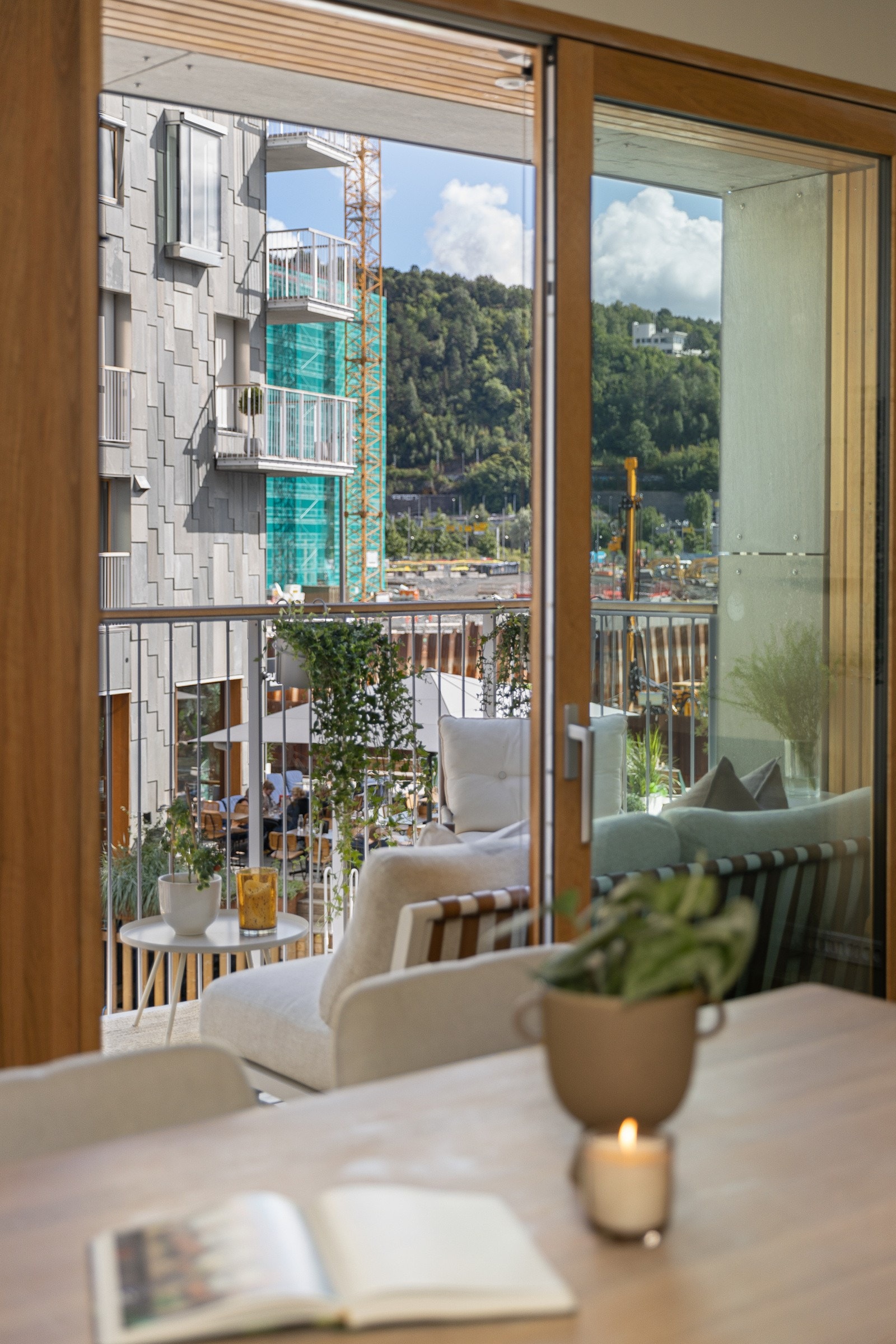 Det er flere, store vindusflater og herlig sjøutsikt. Galleribilde