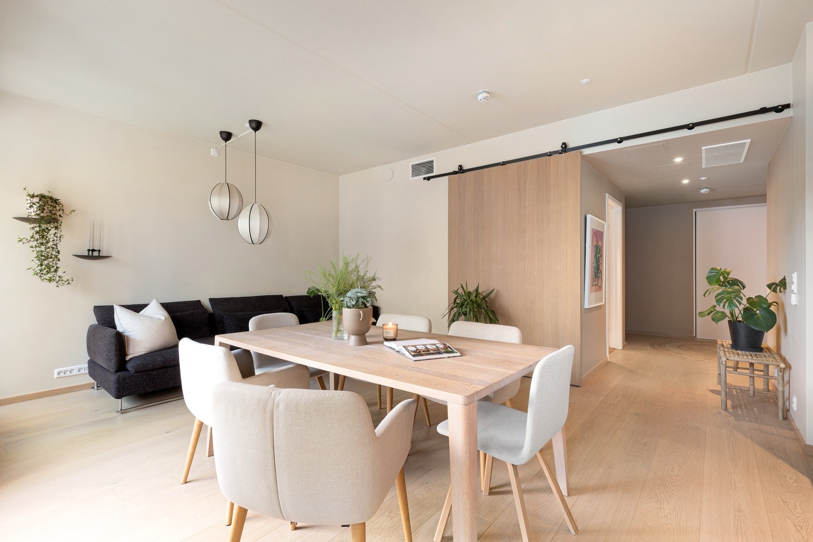 Stuen har god plass til stort langbord som gjør det hyggelig å samle venner og familie. Galleribilde