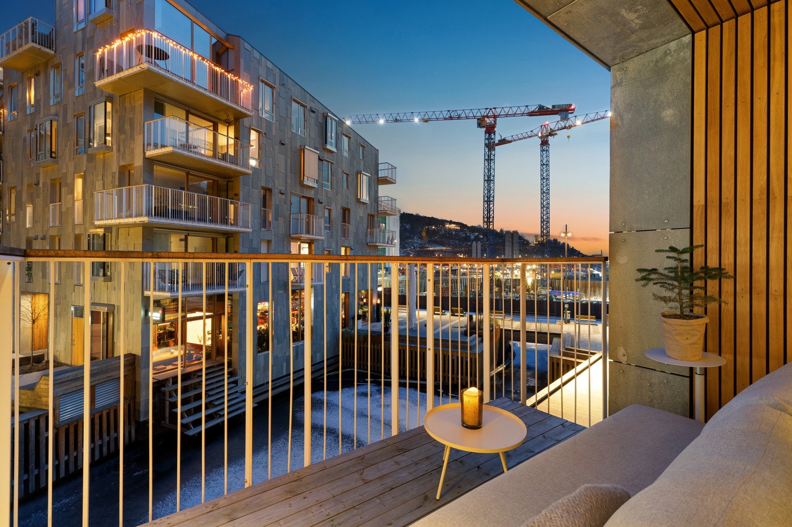 Fra stuen har man utgang til en solrik og romslig balkong på ca. 6 kvm. Galleribilde