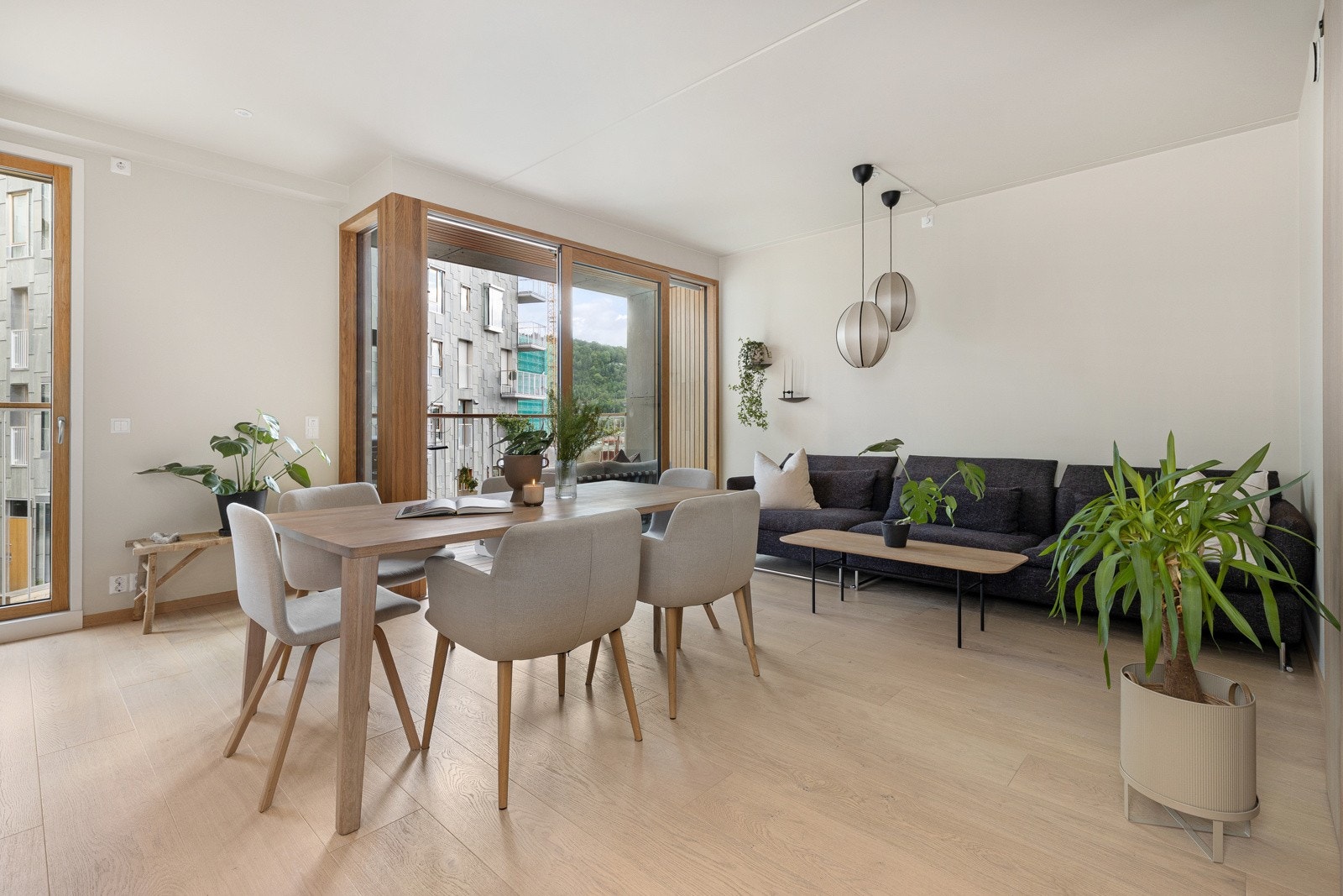 Åpen og sosial stue med definerte soner som sørger for stor møbleringsfrihet. Galleribilde