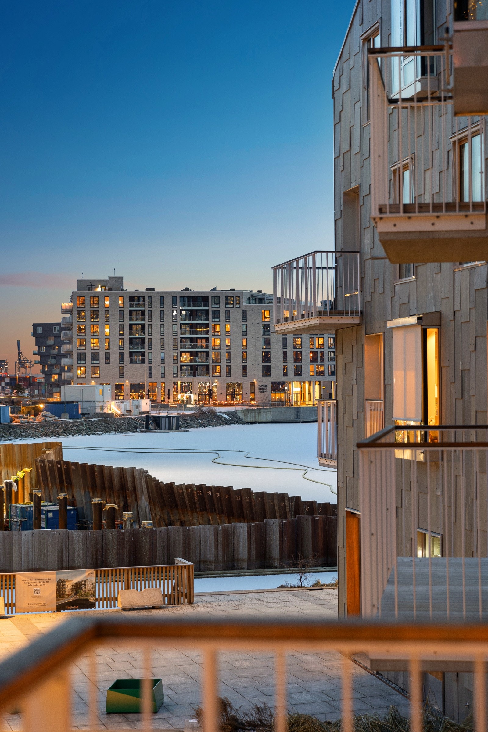 Balkongen ligger vendt mot kanalen med hyggelig utsyn. Galleribilde