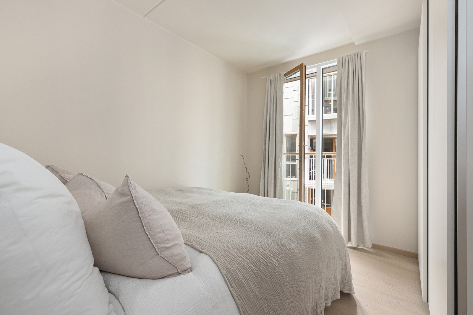 Det er fransk balkong på begge soverom. Galleribilde