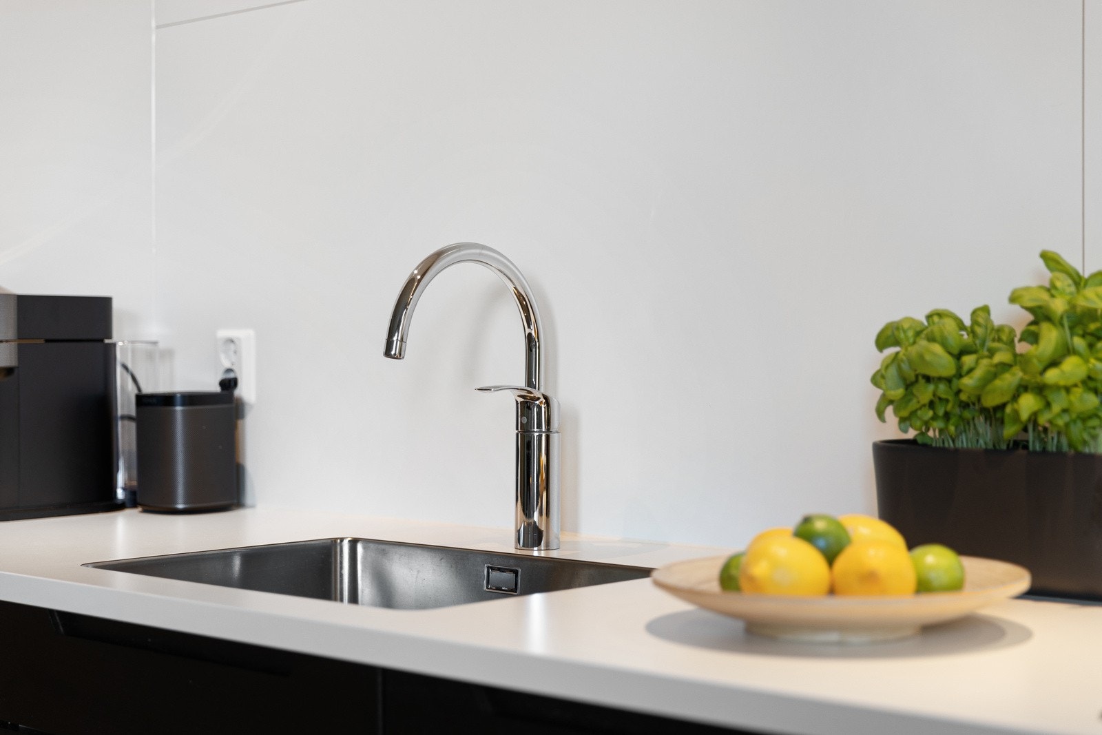 Integrerte hvitevarer som platetopp, komfyr, oppvaskmaskin og kjøl-/fryseskap. Galleribilde