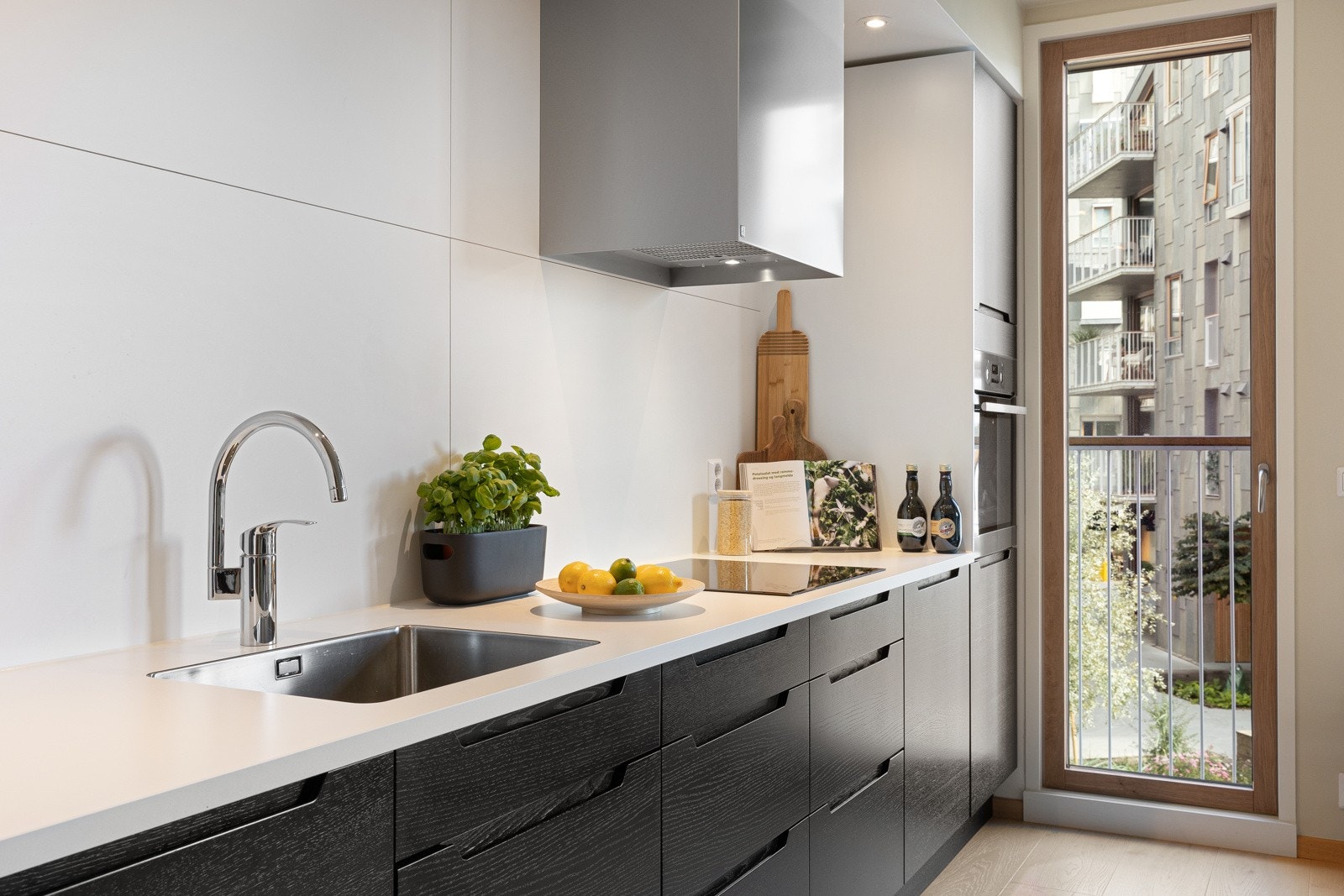 Det er godt med oppbevaring i både over- og underskap. Galleribilde