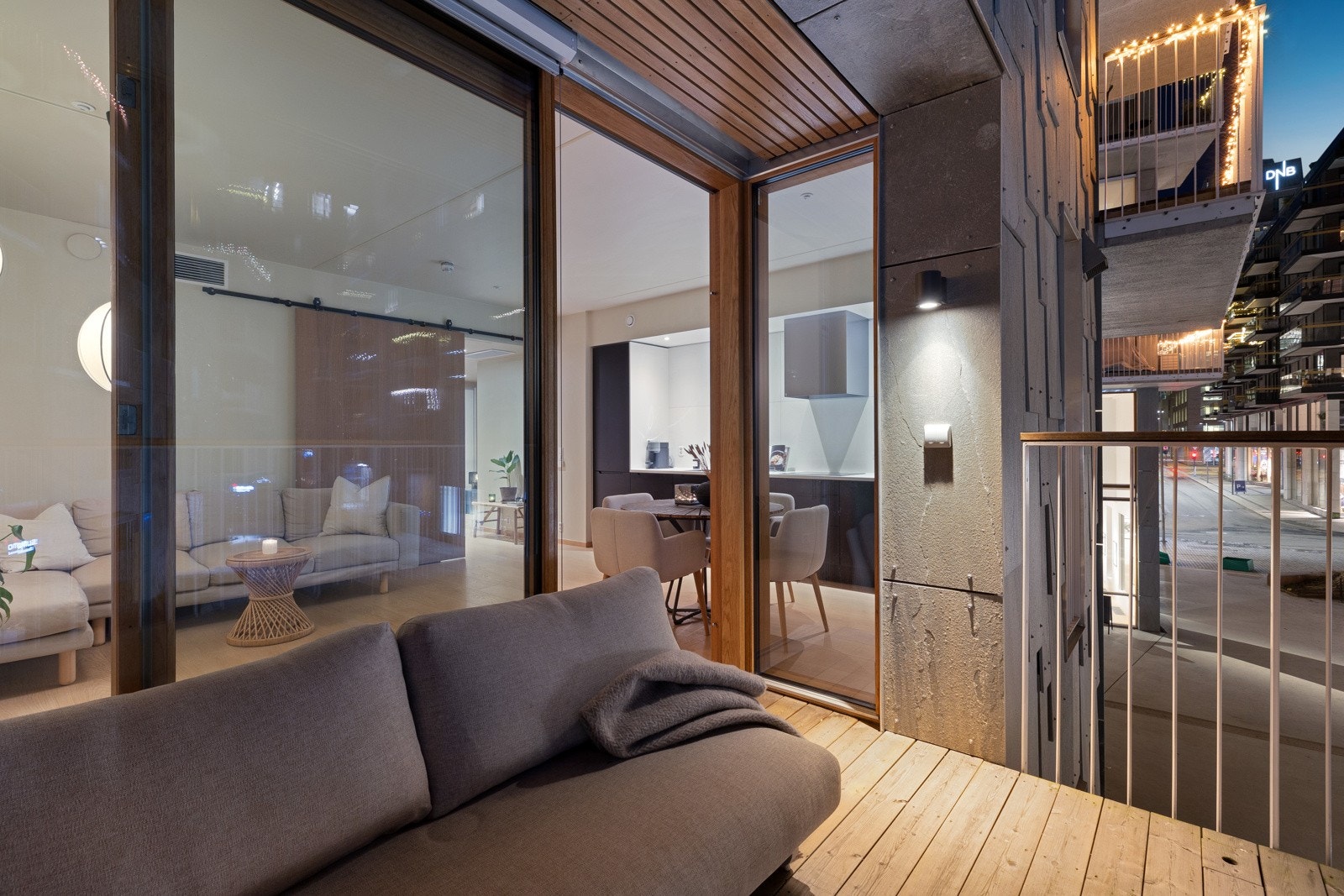 Balkongens gode utforming sørger for rikelig med plass til diverse utemøblement. Galleribilde