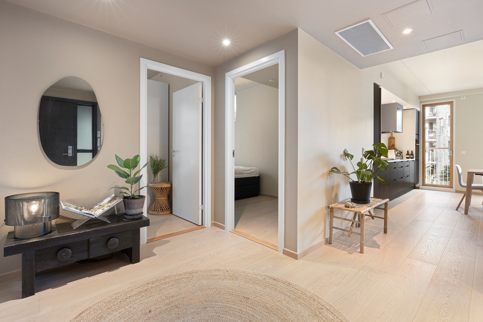 Leiligheten ligger i byggets andre etasje med meget god intern beliggenhet, tilbaketrukket og skjermet fra støy. Galleribilde