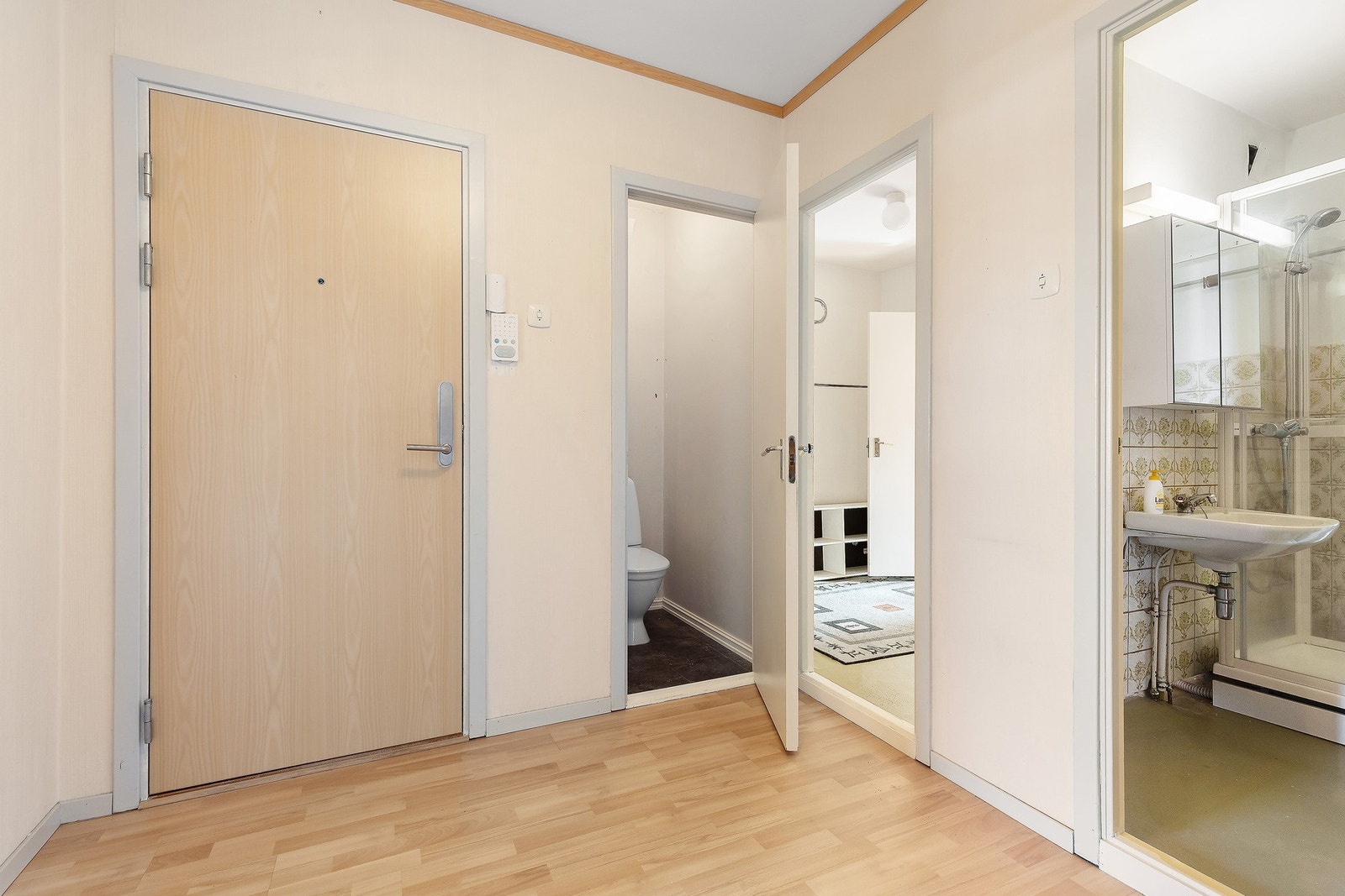 Romslig hall med tilgang til soverom, stue, vaskerom, bad og toalettrom. Galleribilde