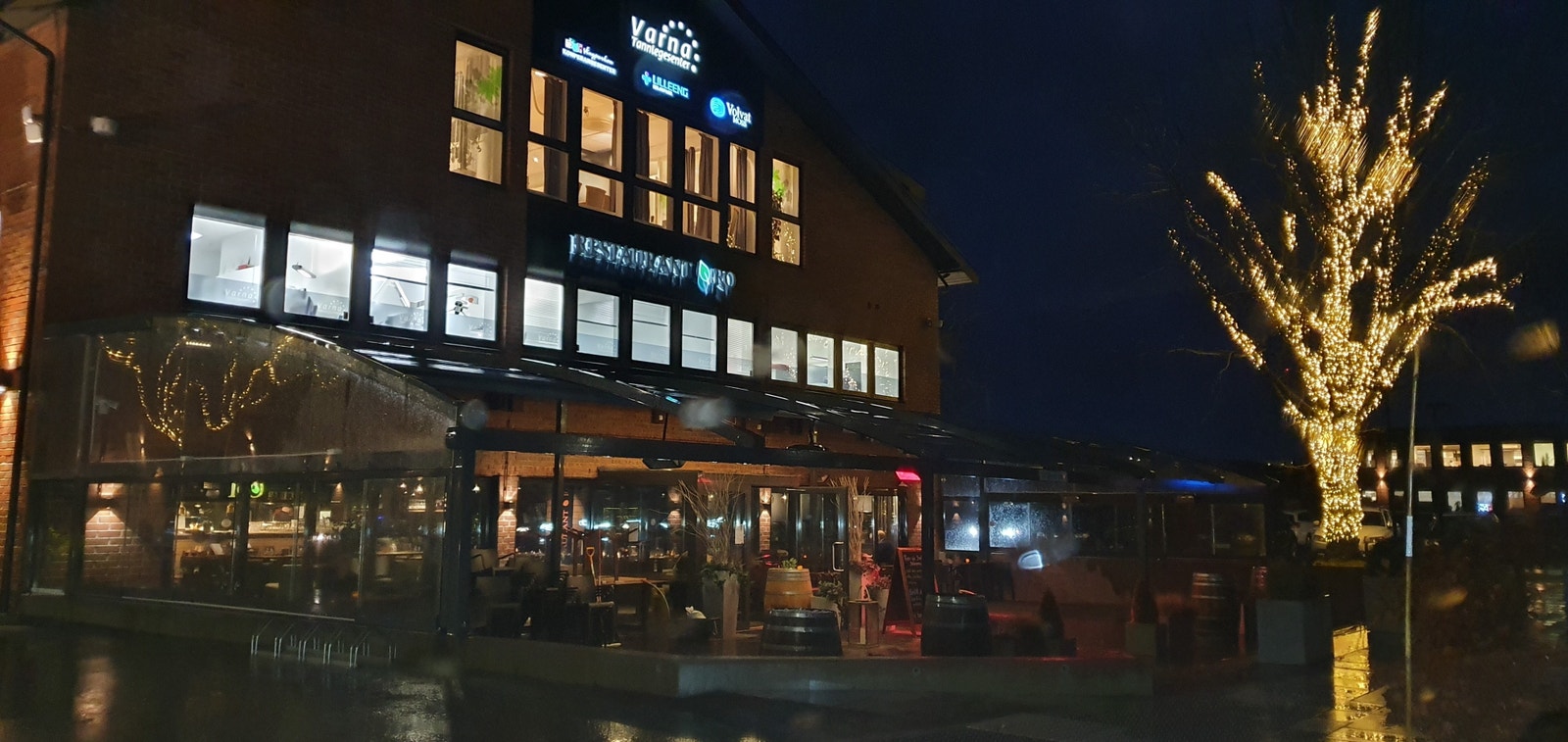 Parksiden, med Restaurant RO og Hovedinngang B. Galleribilde