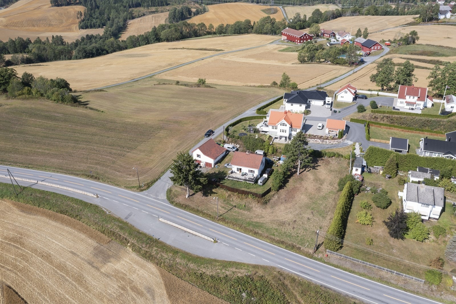 Tomten er skrånende og har fine solforhold og utsikt. Galleribilde