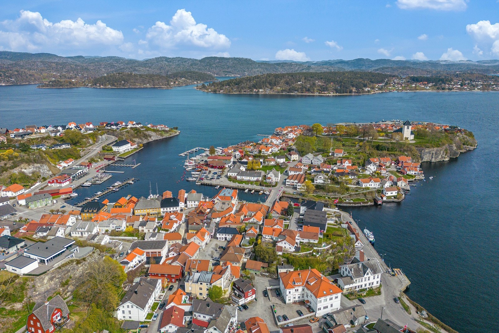 Huset ligger litt tilbaketrukket fra selve bykjernen, men det er bare en kort spasertur ned til torget og havna. Galleribilde