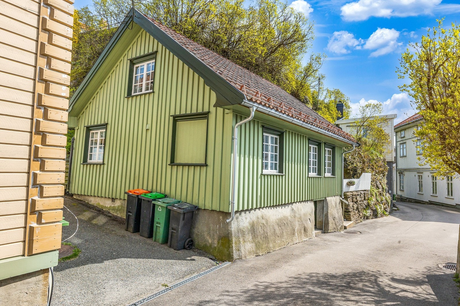 Blindvindu er et "falskt" vindu i form av et inntrukket fasadefelt med omramming som et vindu. Det bidrar til husets symmetri uten å gå på bekostning av innvendig veggplass. Galleribilde