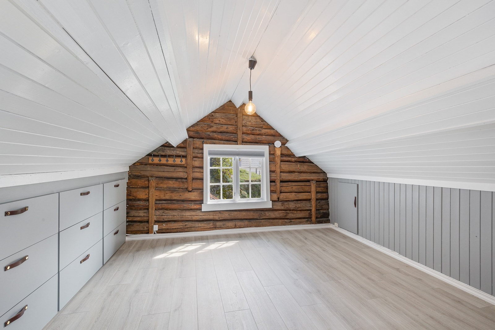 I andre etasje er det innredet et koselig rom med synlig tømmer i gavlveggen og praktiske skuffer i kneveggene. (Vindu tilfredsstiller ikke krav til rømningsvei.) Galleribilde