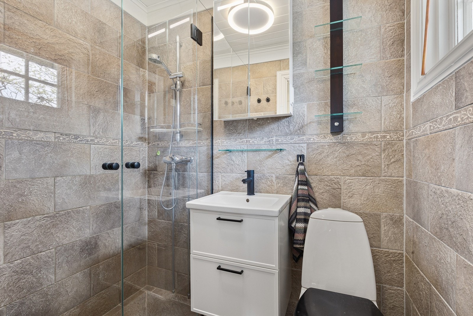 VELVÆRE: Badet har fliser med rustikt preg på gulv og vegger. Galleribilde