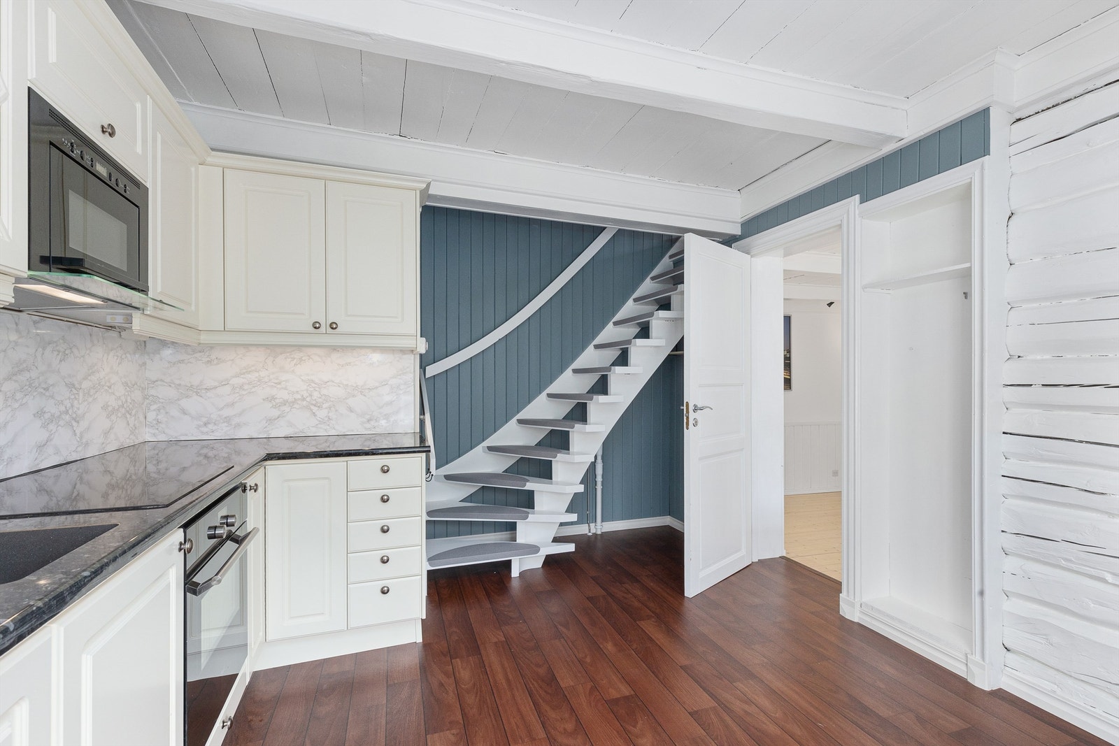 Adkomst til 2. etsje via trapp fra kjøkkenet. Galleribilde