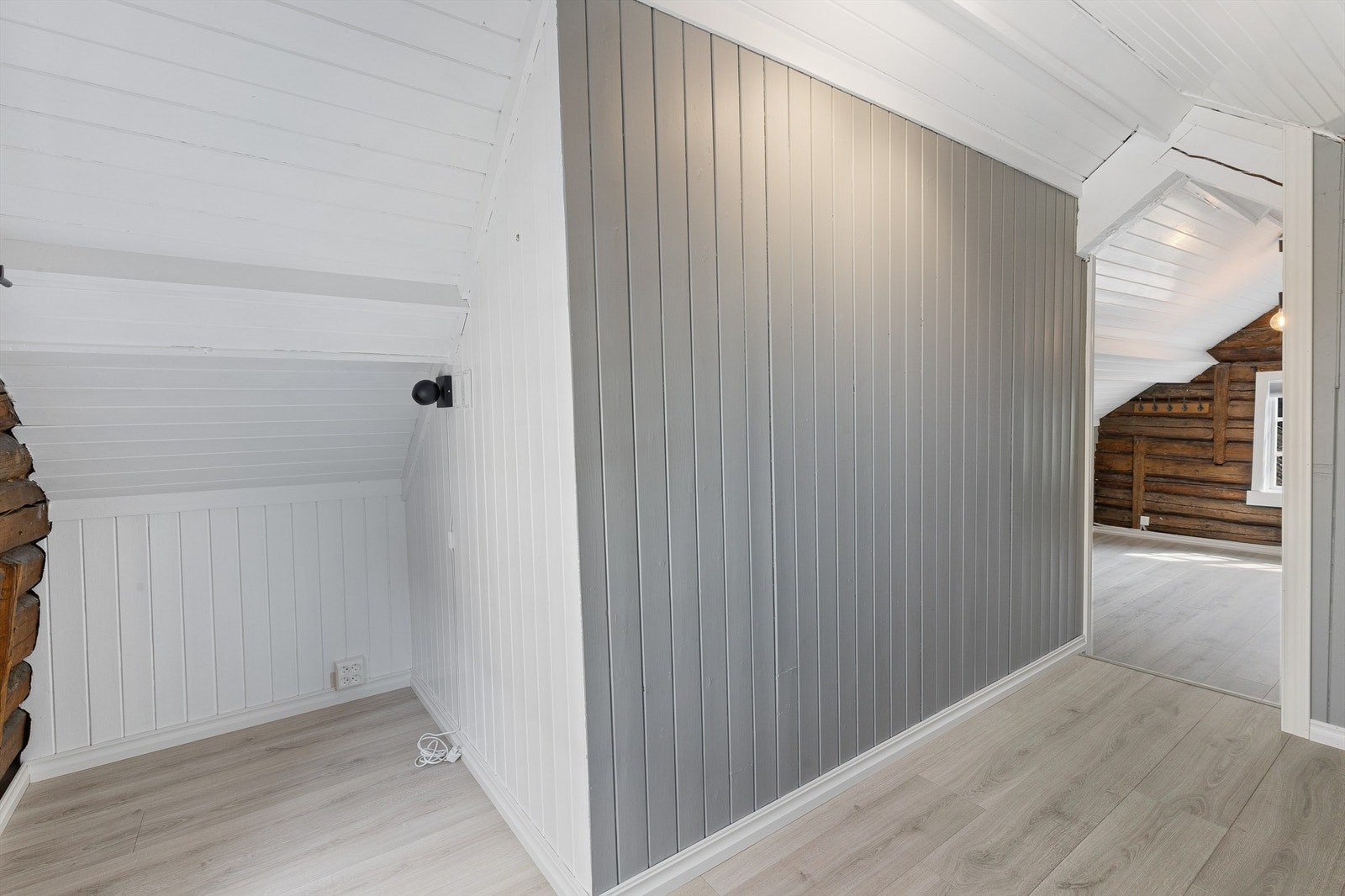 Under skråtaket i andre etasje har nåværende eiere hatt en fin arbeidsplass. Galleribilde