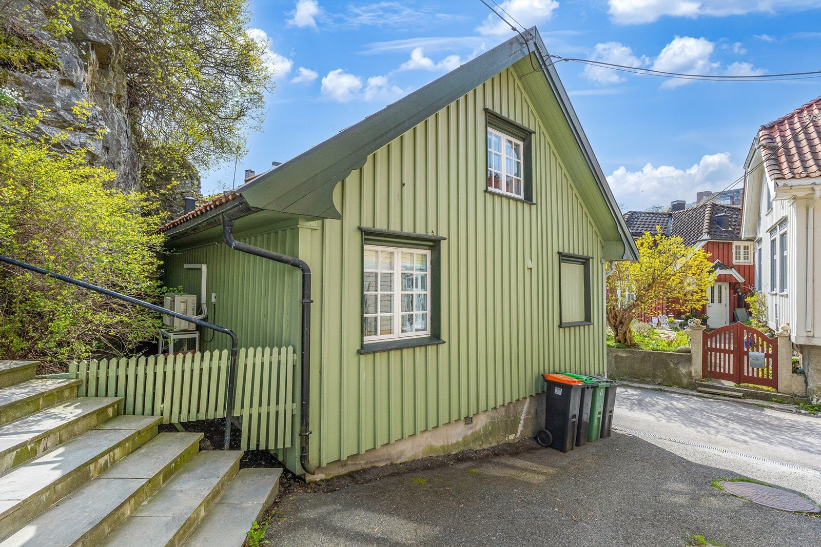 Fasade mot nord. Trappe bak huset fører opp til "hauen" med vei videre ned på torget. Galleribilde