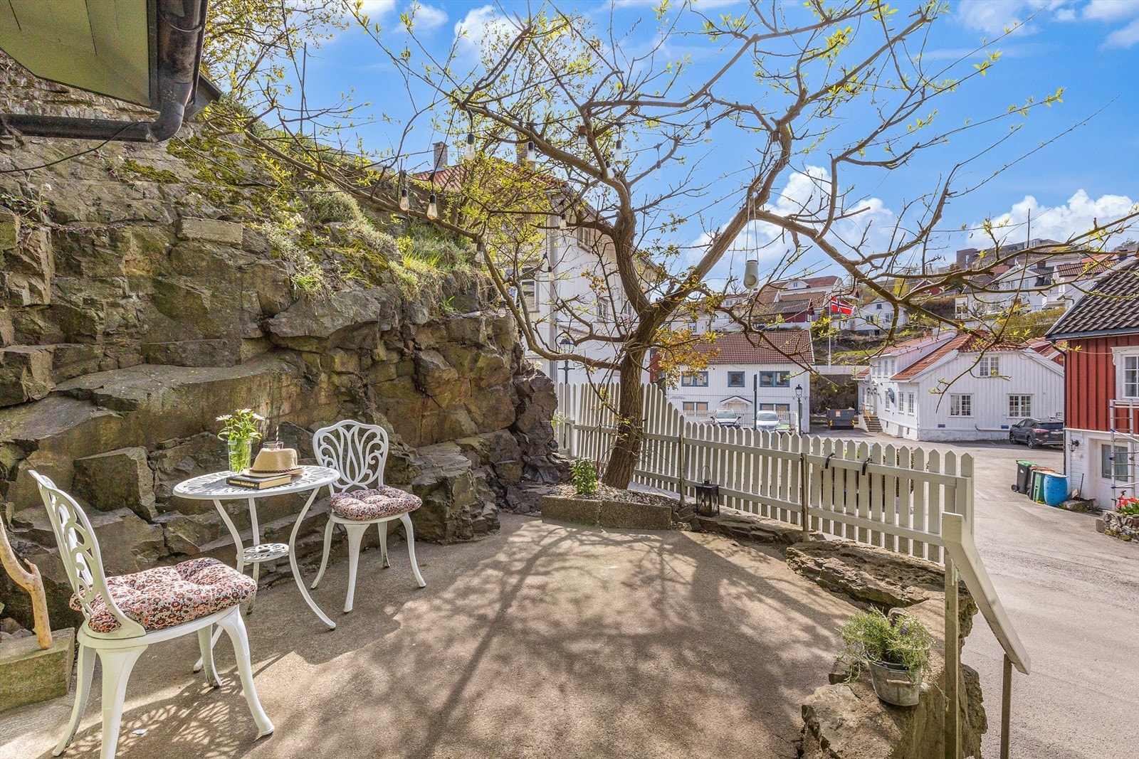 Når piletreet får blader skapes en helt unik uteplass med et naturlig "tak" ved inngangspartiet. Det gir både le og kjærkommen skygge på solrike sommerdager.. Galleribilde