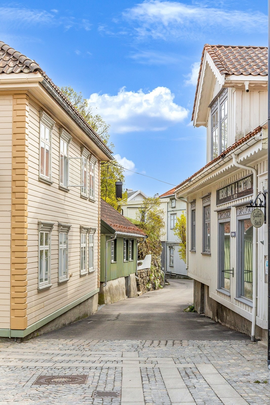 Strofe fra Breviksangen: "Selve byen har krokete gater, lange brygger, men hus nokså små". Galleribilde