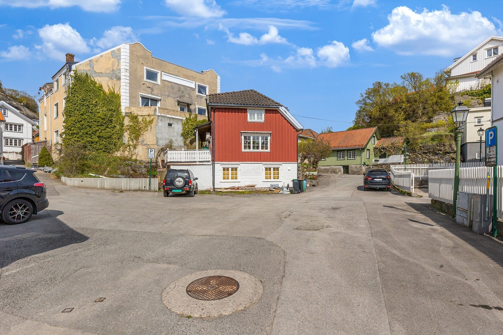 Området nedenfor huset kalles Lilletorget. Galleribilde
