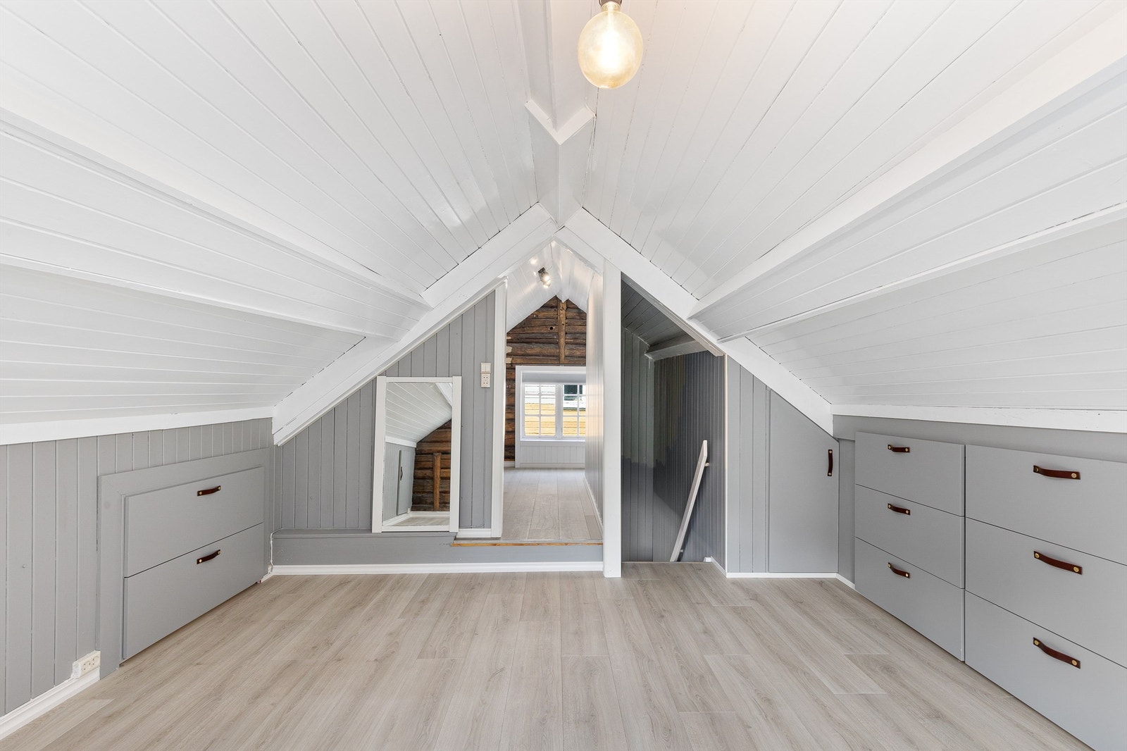 Hovedsoverommet i andre etasje er stort, lyst og romslig tross skråtak. Galleribilde