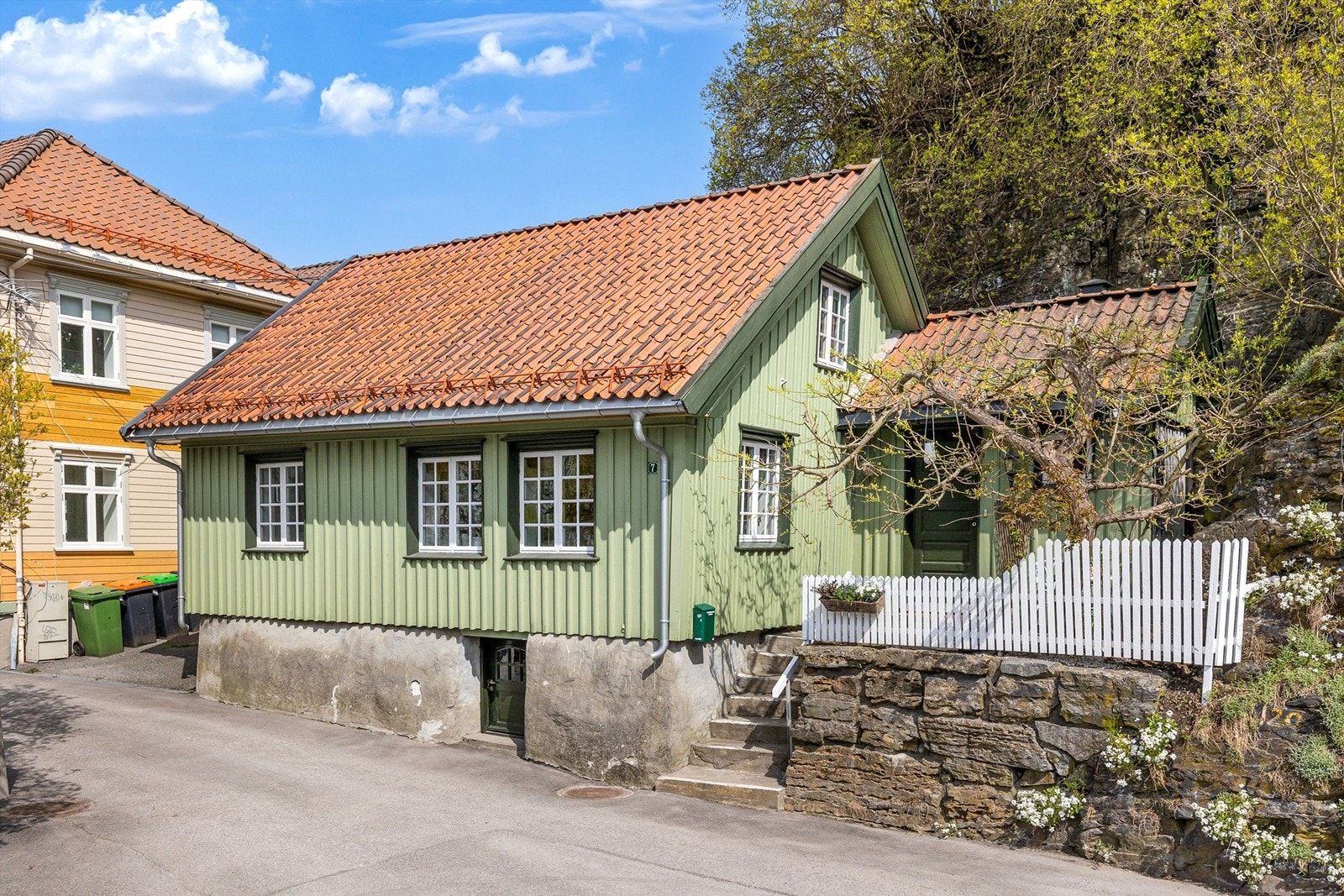 Nåværende eiere har benyttet kallenavnet "skjønne grønne" på huset som har en tradisjonell grønnfarge. Om sommeren dekkes berget bak huset av grønne blader. Galleribilde