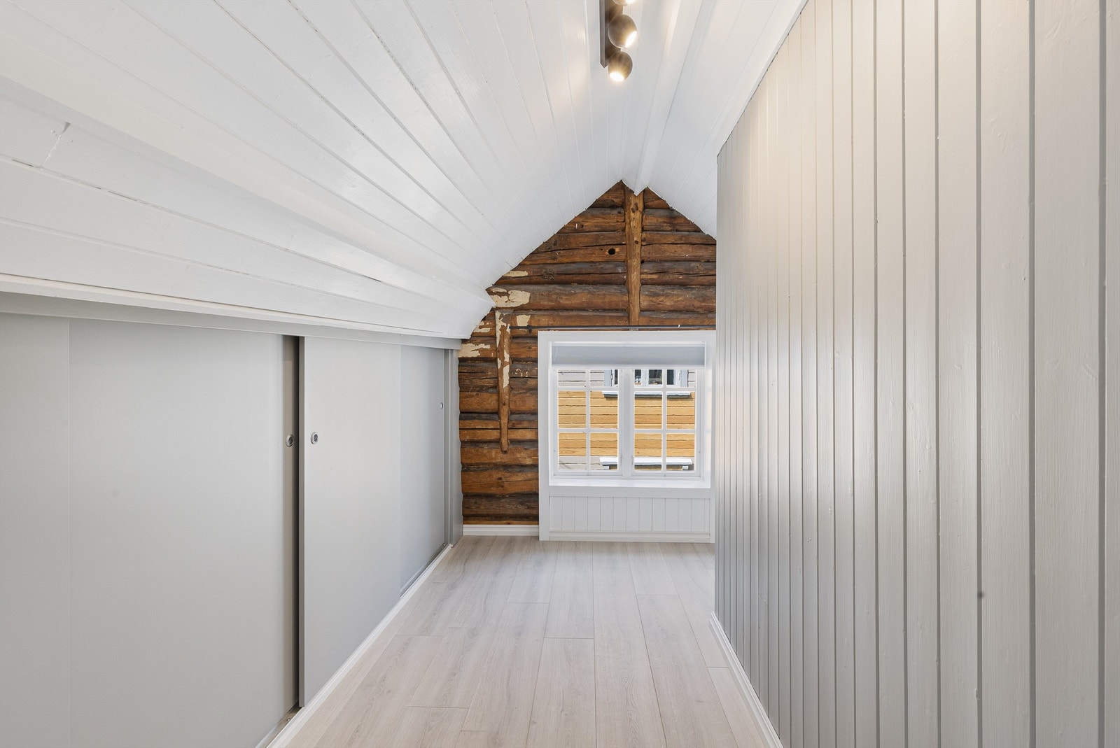 I det minste soverommet i andre etasje er det skyvedørsgarderobe i hele rommets lengde. (Vindu tilfredsstiller ikke krav til rømningsvei.) Galleribilde